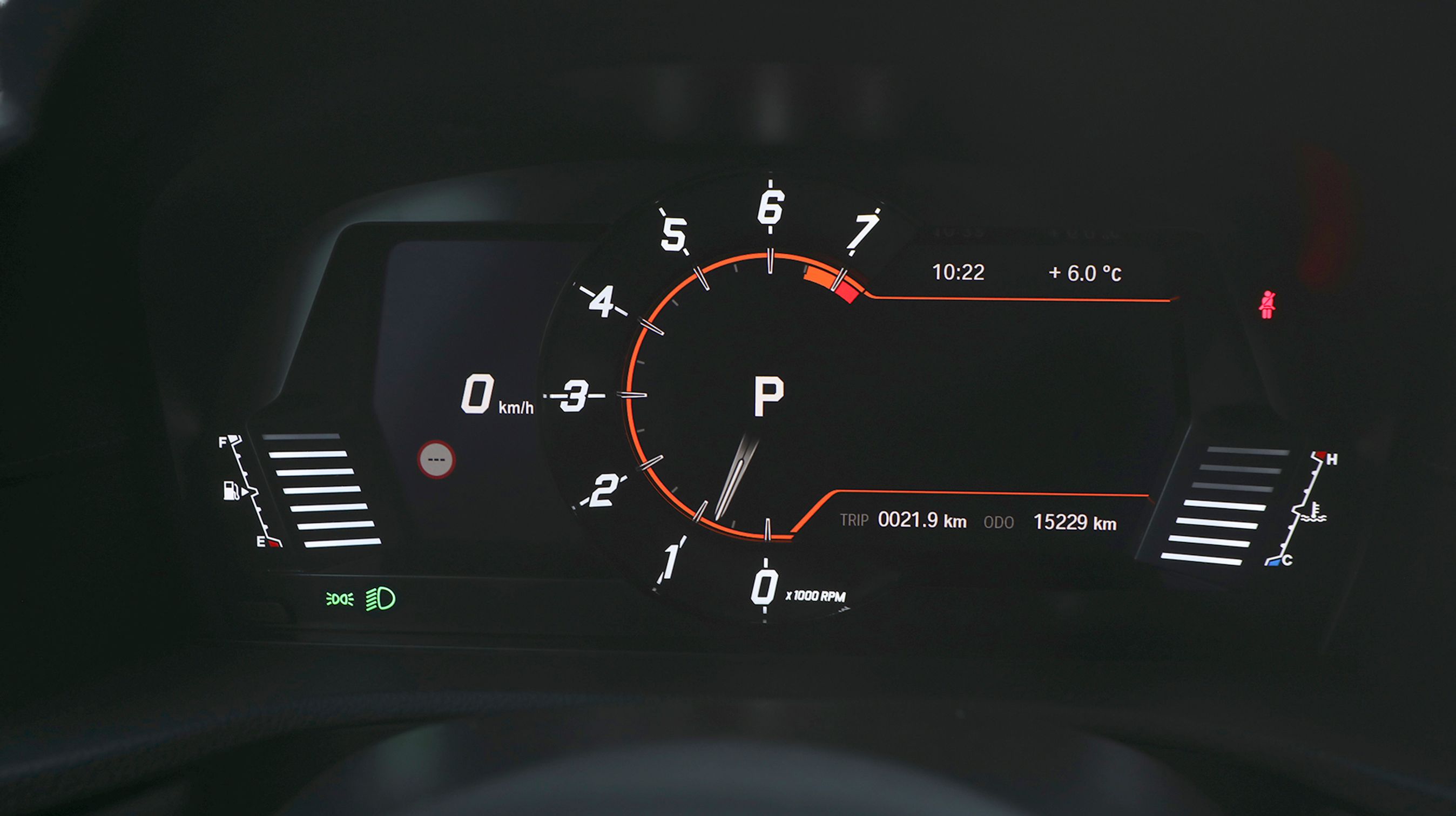 Speedometeret er unikt for Supra og minder på ingen måder om BMW. Omdrejningstælleren er i centrum, og du får de vigtigste informationer serveret. Inklusiv et digitalt speedometer til venstre for omdrejningstælleren.