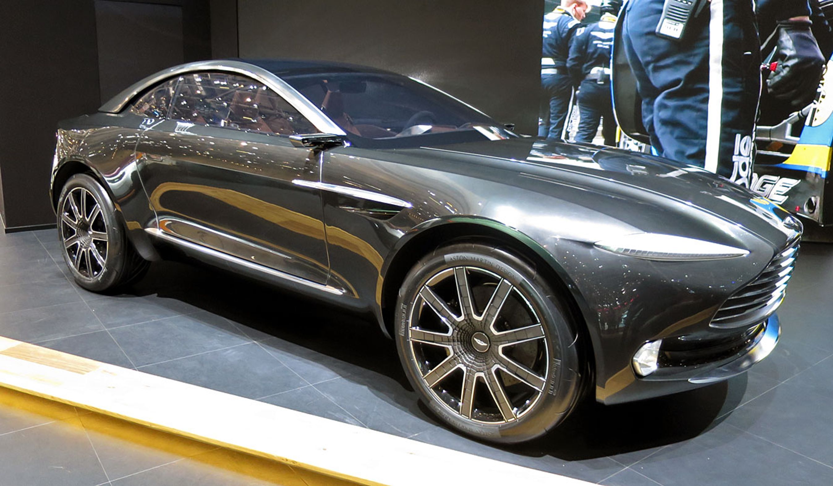 Aston Martin DBX er en robust og halvhøj bil, men langt fra en SUV.