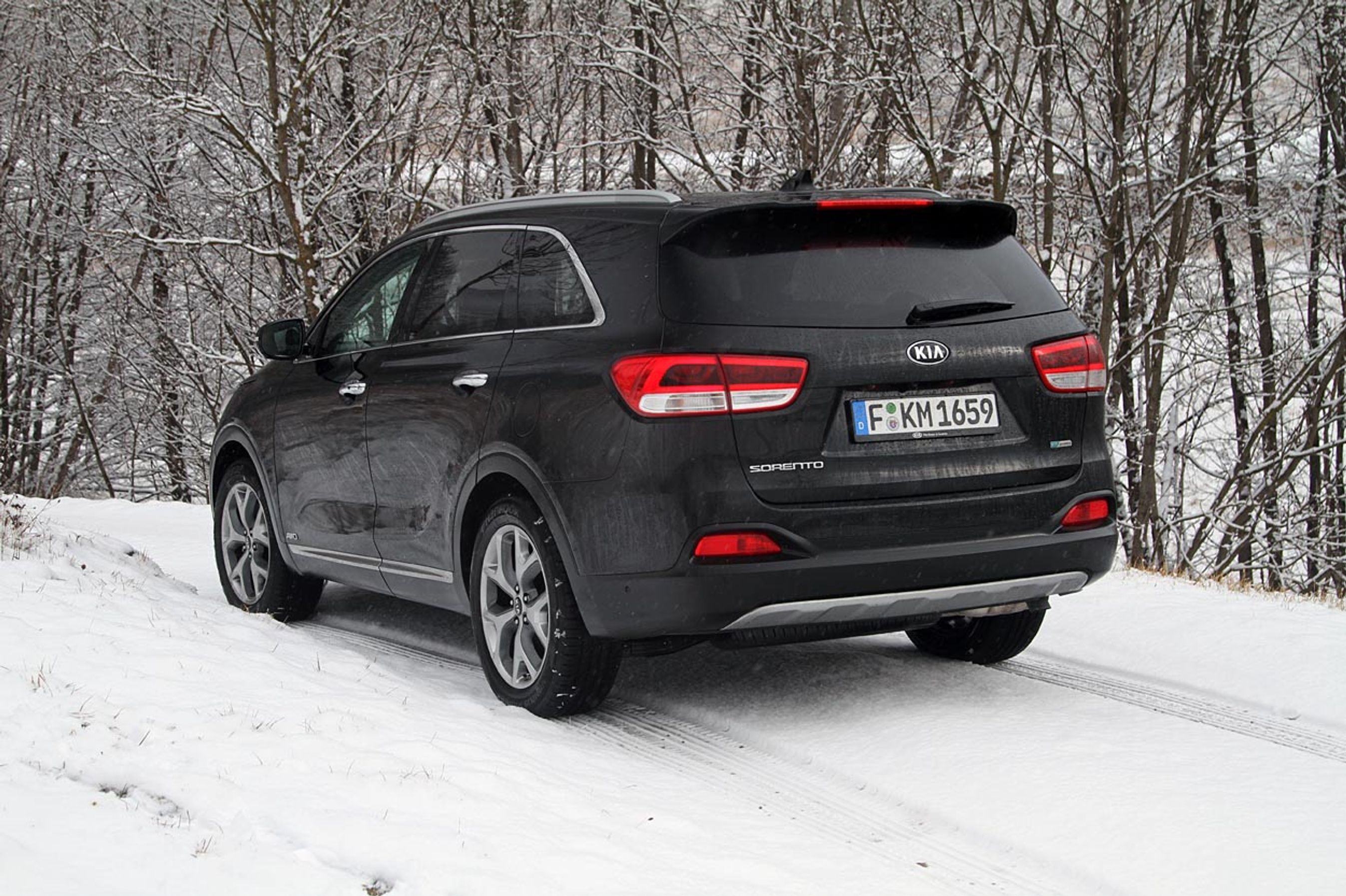 Kia Sorento er vokset otte cm i akselafstand og ti i totallængde. Det giver god plads på alle tre rækker. Fotos: Torben Arent, FDM