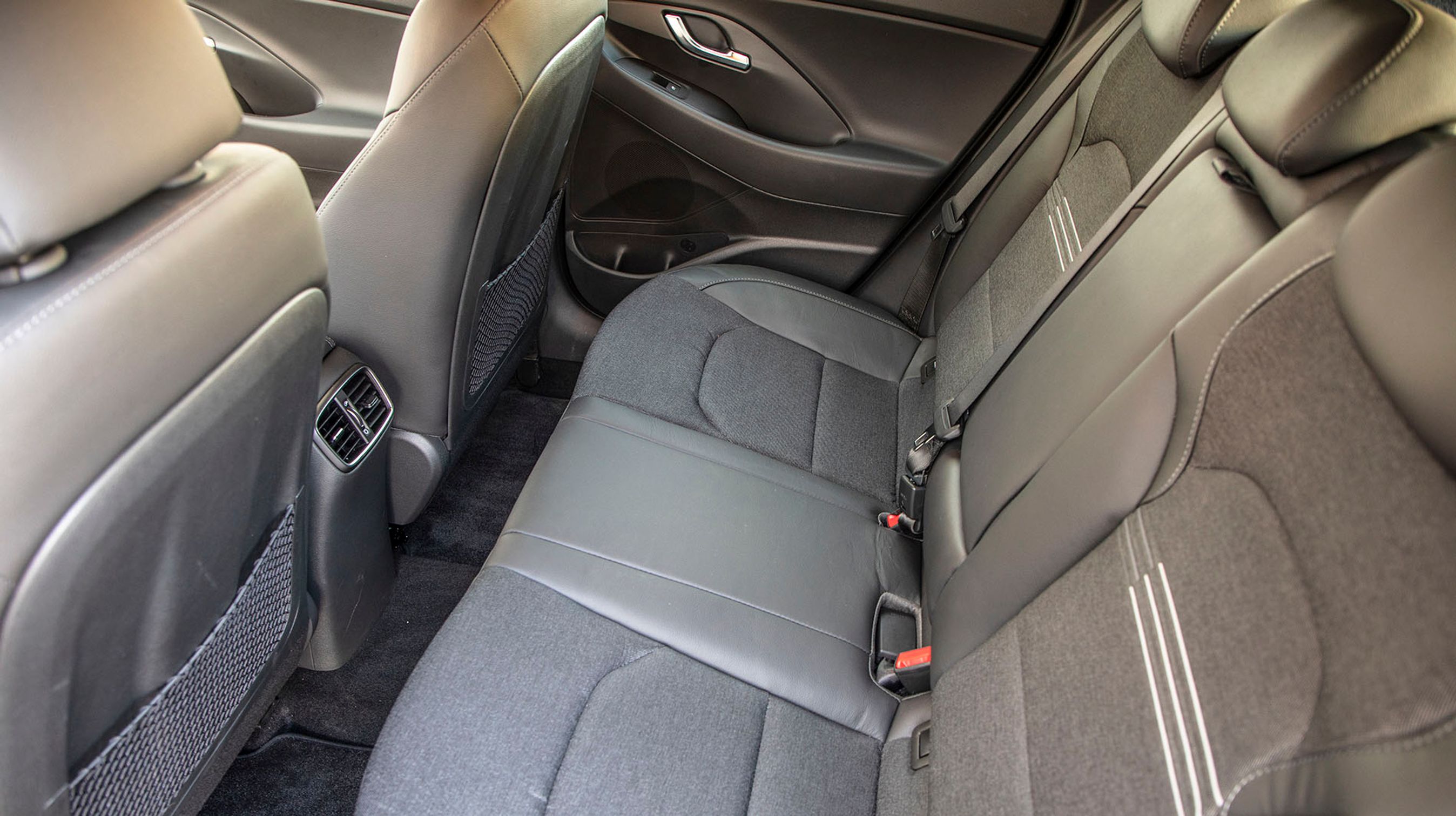 Det kniber lidt med benpladsen ved bagsædet, og vinklen mellem sæde og ryglæn er ikke helt optimal.