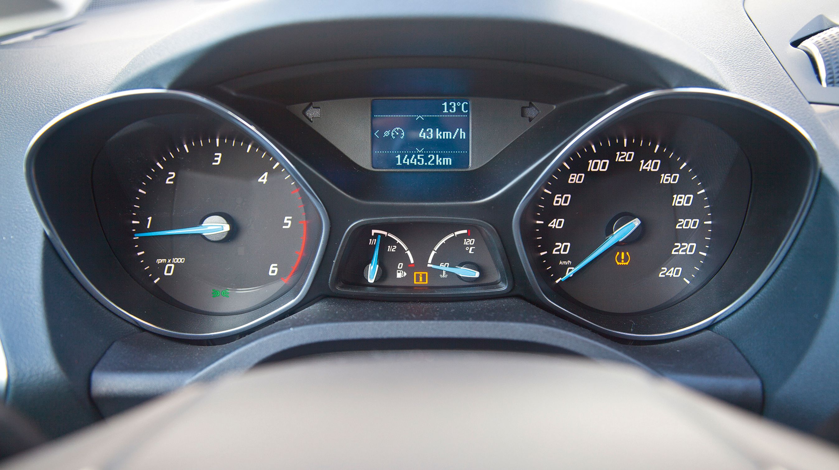 Det store farvedisplay i midten viser tripcomputer og temperatur. Desværre er teksten ikke på dansk.