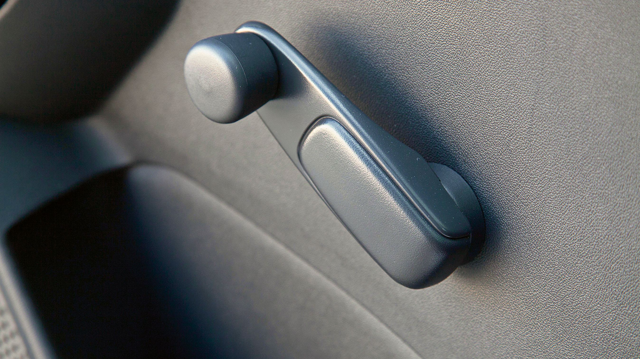 Der er blot manuelt rudeoptræk på bagdørene, mens de er elektrisk betjente på fordørene. Det er almindeligt for denne klasse.