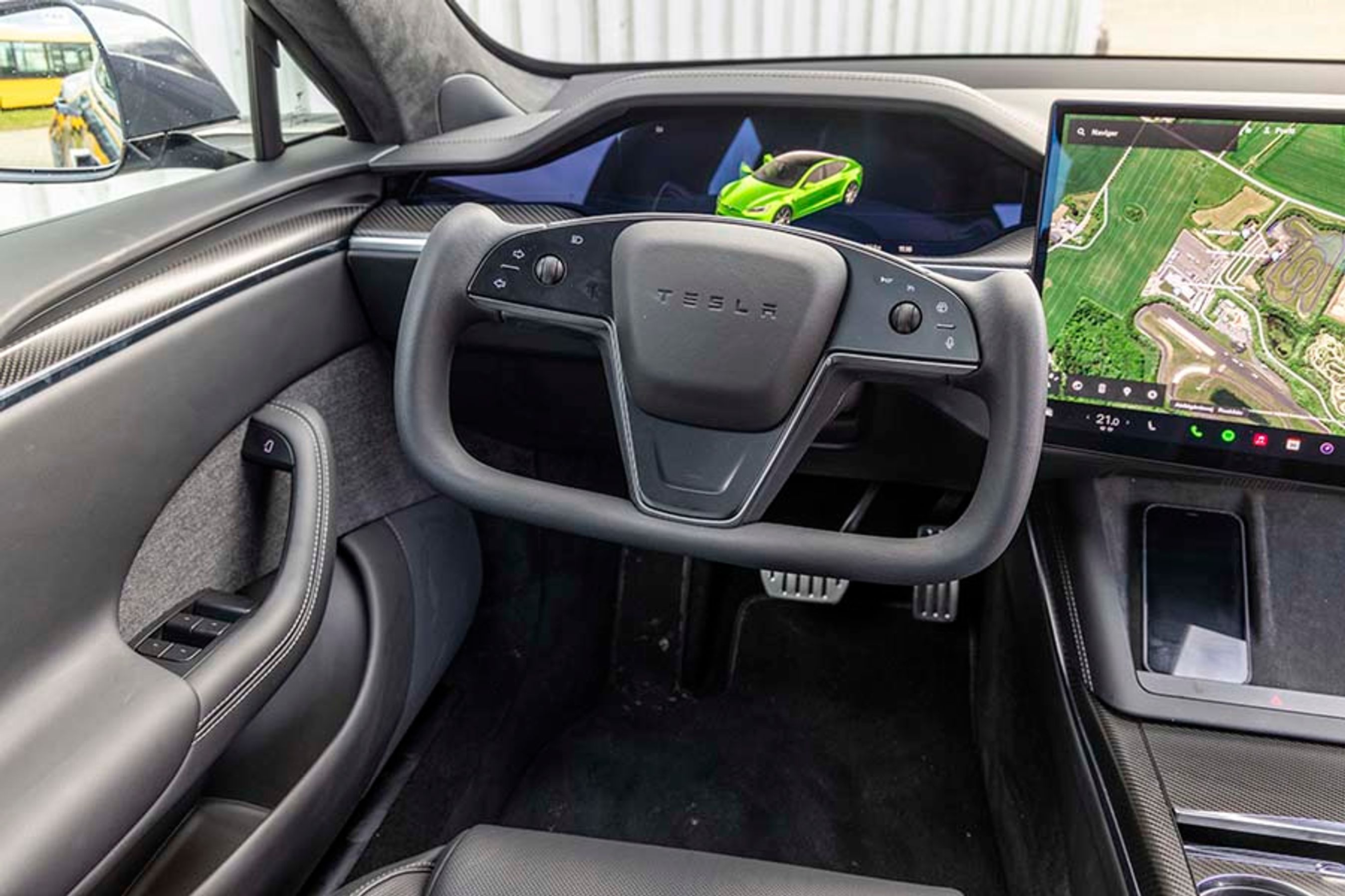 Yoke-rattet kræver tilvænning, før det føles hjemmevant. Hvis man ikke kan leve med det, kan man efterfølgende få udskiftet det til et almindeligt rundt rat. 