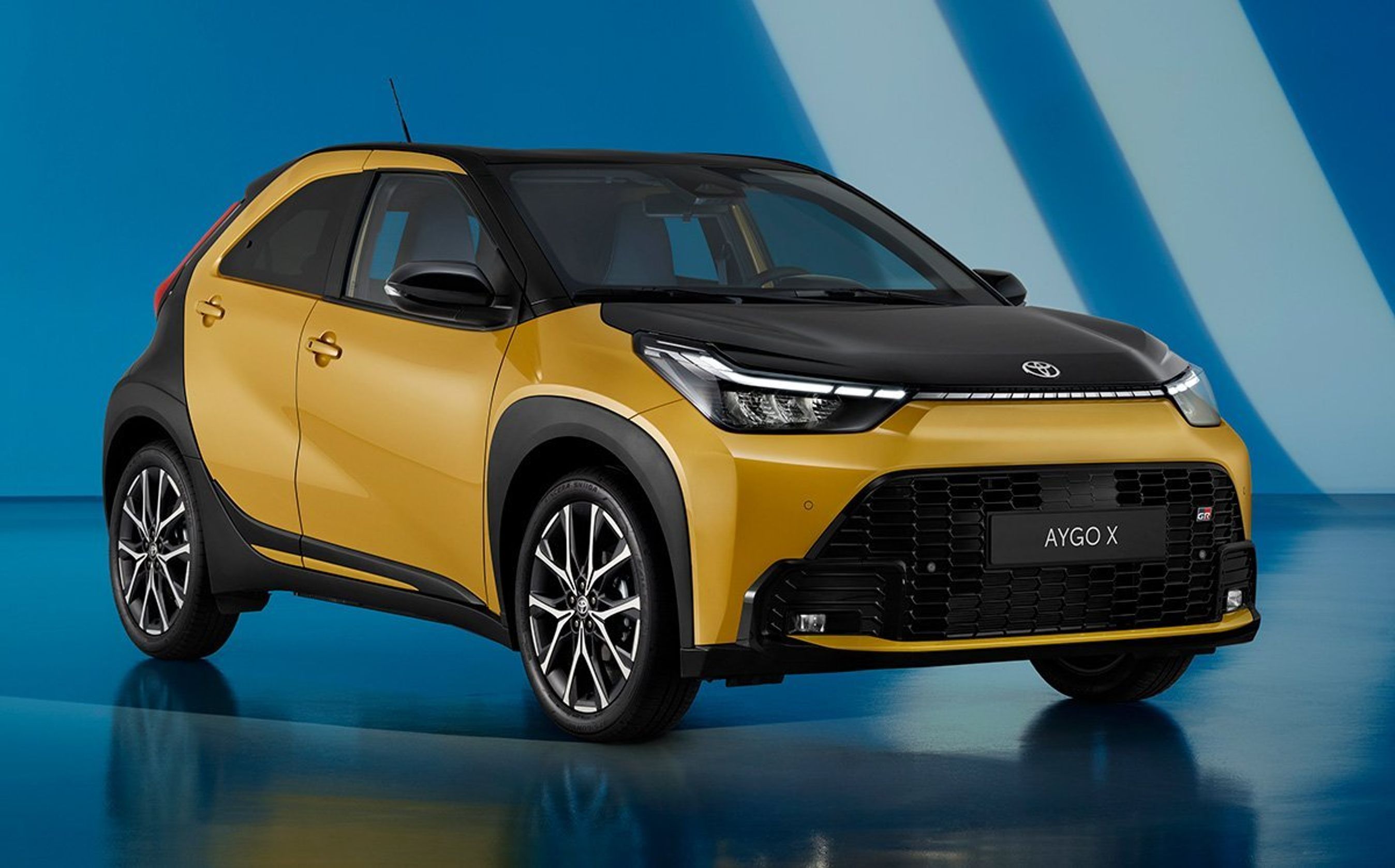 Sort-gul Aygo X skråt forfra.