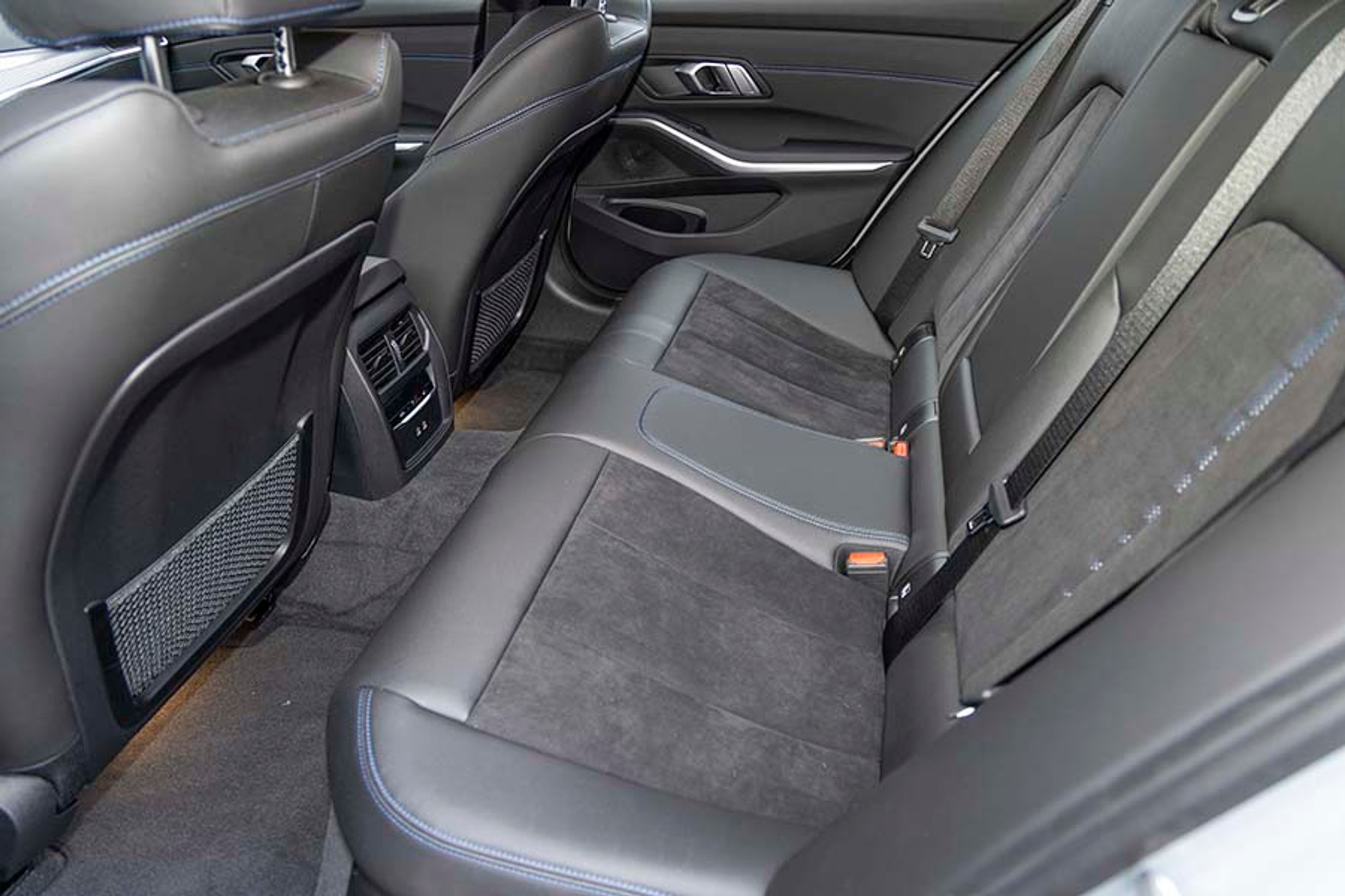 Et sted hvor en BMW 3-serie aldrig rigtig bliver en vinderbil, er på bagsædet. Der kom lidt mere plads med den nye generation af 3-serien i 2019, men nogen rummelig bil er den ikke. 