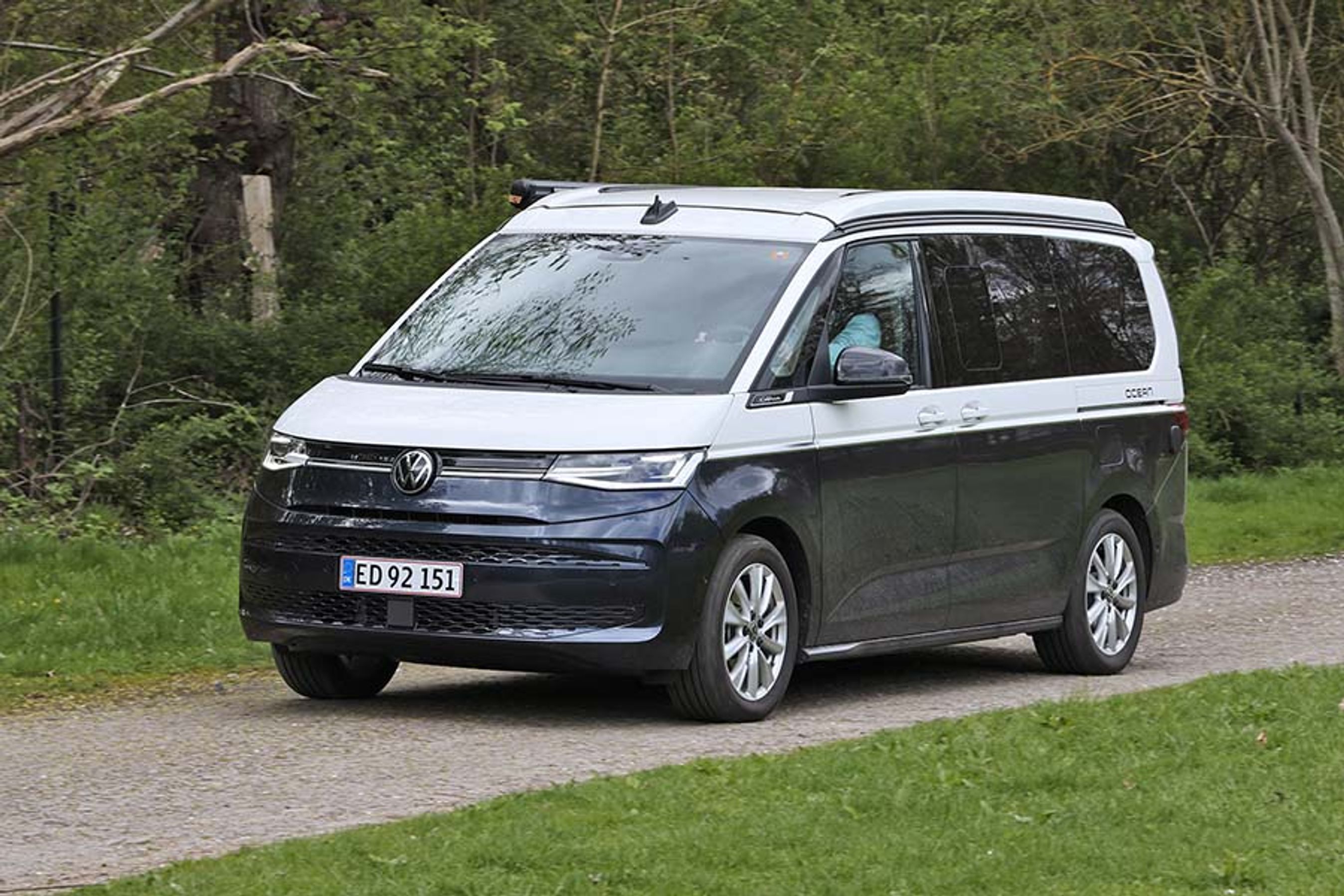 Den nye udgave af VW California er bygget på samme platform som f.eks. VW Passat. Det giver adgang til en lang række tekniske løsninger, men har også krævet fundamentale ændringer af bilens layout. Store skydedøre og markise er stadig en mulighed.