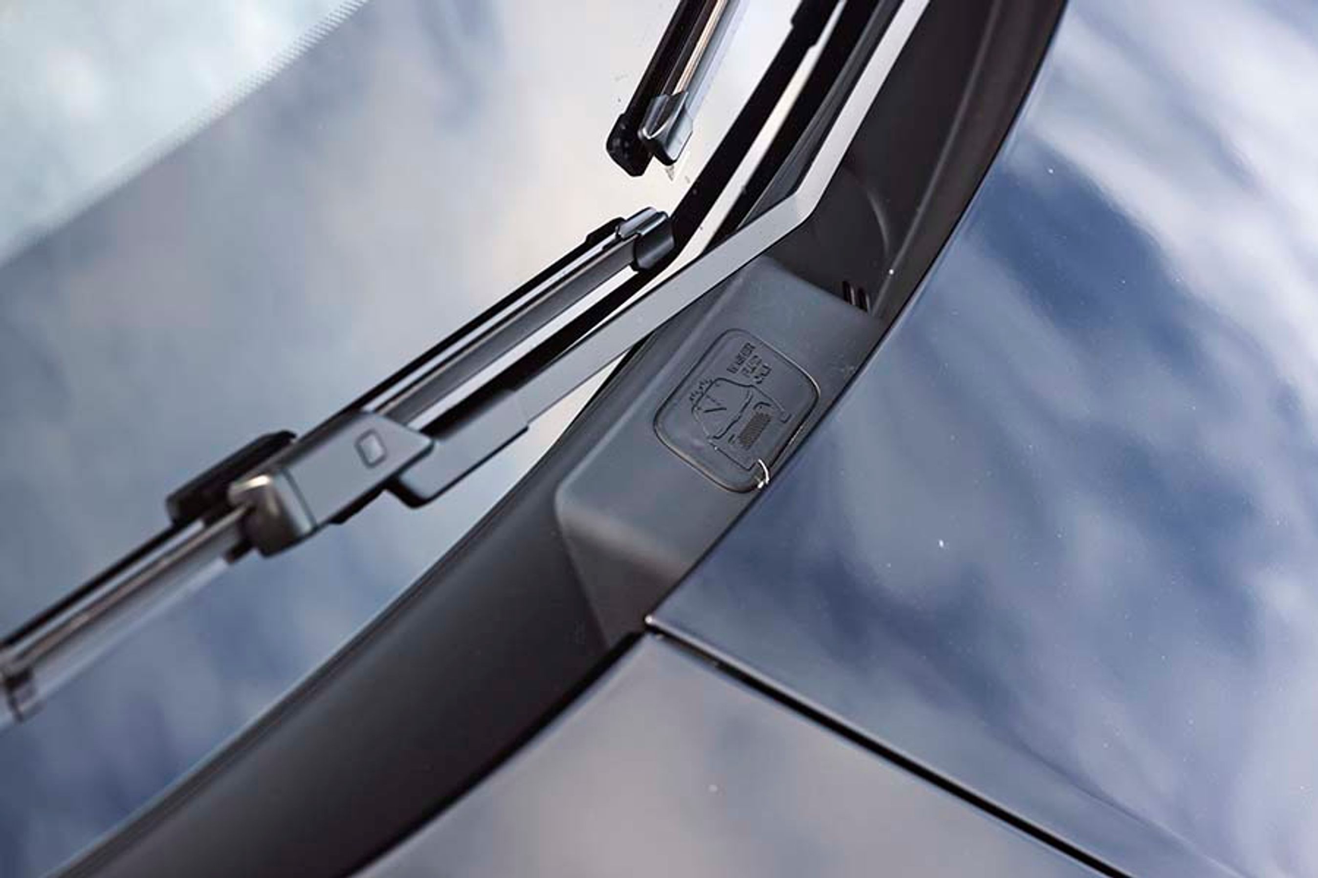 Sprinklervæske fyldes på her ved kanten af forruden. Motorhjelmen kan ikke åbnes.