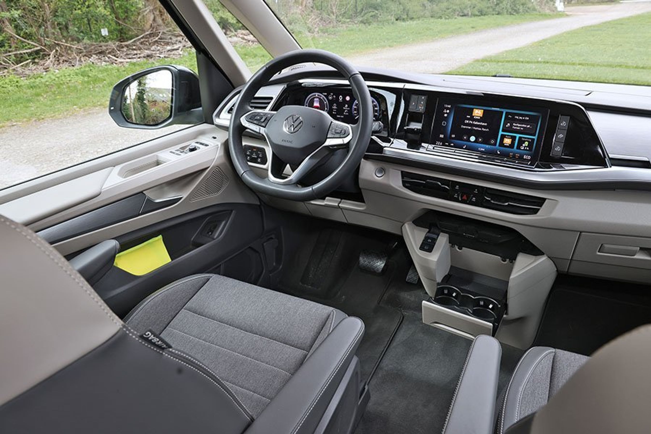 Førerpladsen i en VW California