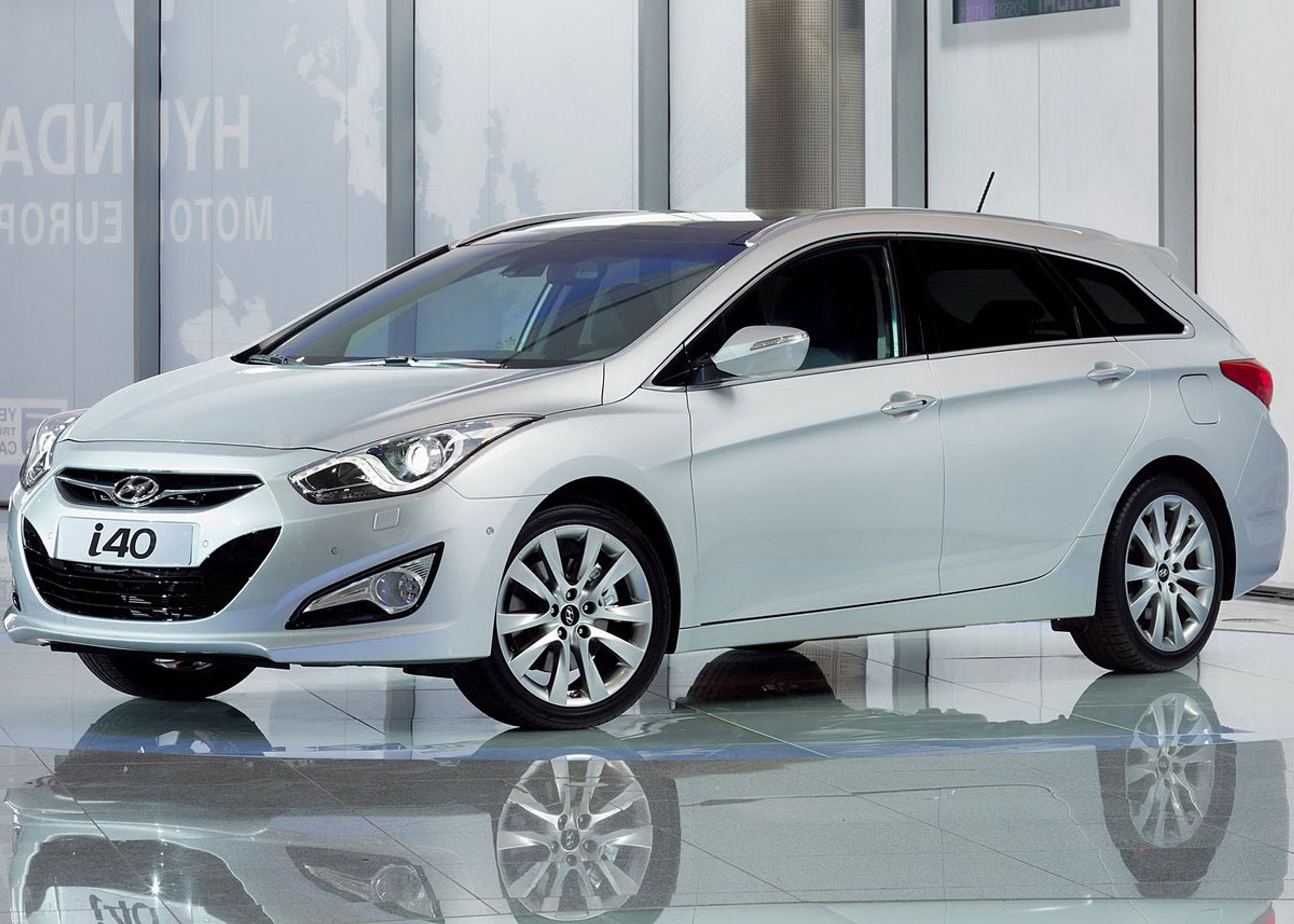 Hyundai i40 får meget dynamiske og elegangte linjer her i stationcarudgaven.