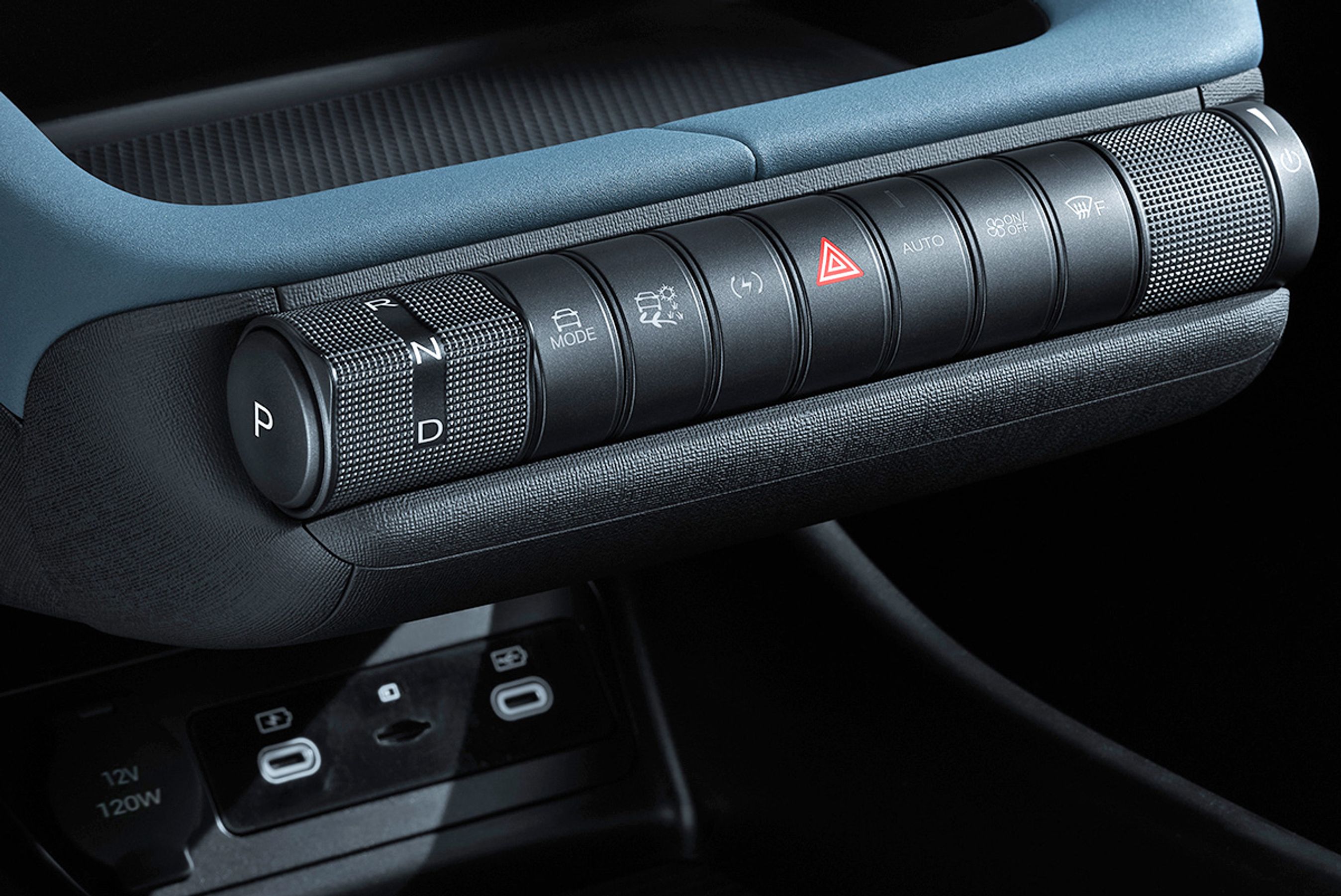 Gearvælgeren er denne drejeknap placeret længst til venstre på instrumentbordet. Det fungerer fint.