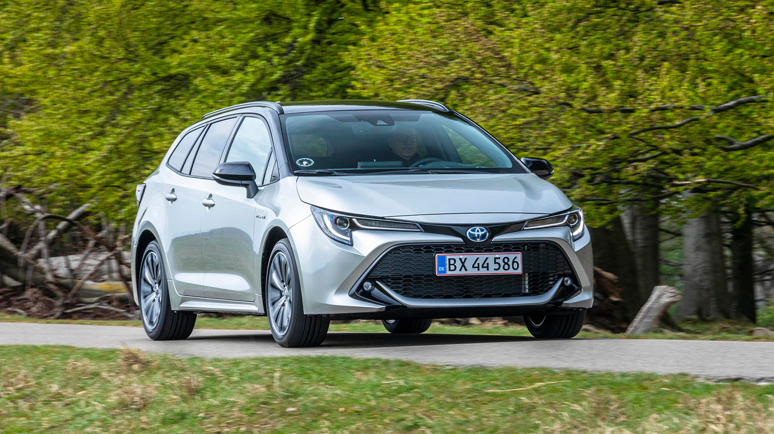 Corolla er blevet meget mere sportslig at se på. Dels har den fået skarpe og harmoniske linjer i fronten, dels er selve bilen blevet fem centimeter lavere end forgængeren Auris.