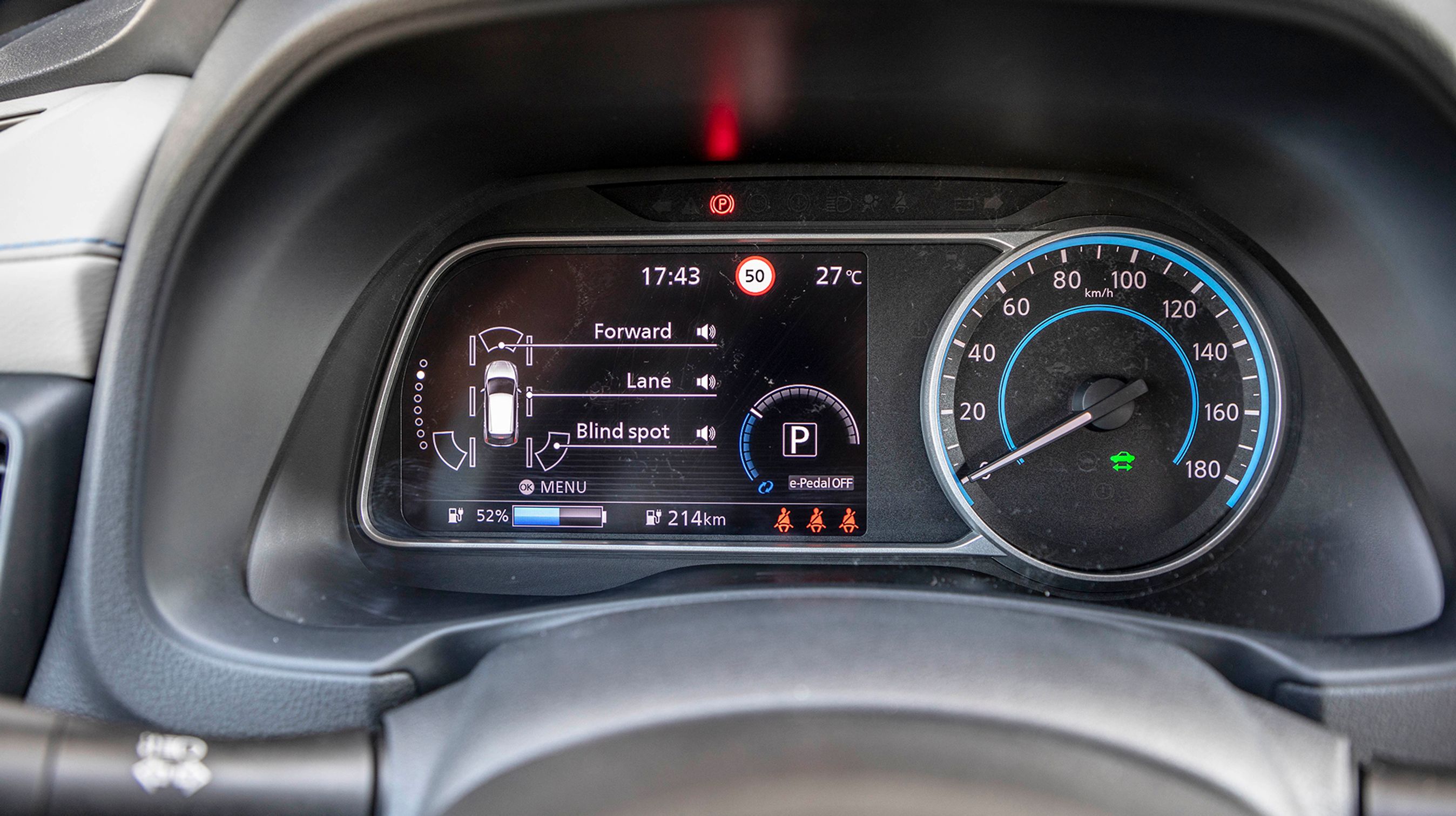 Instrumenthuset kombinerer et traditionelt viserinstrument med en skærm, der kan give oplysninger om bl.a. energiforbruget undervejs.