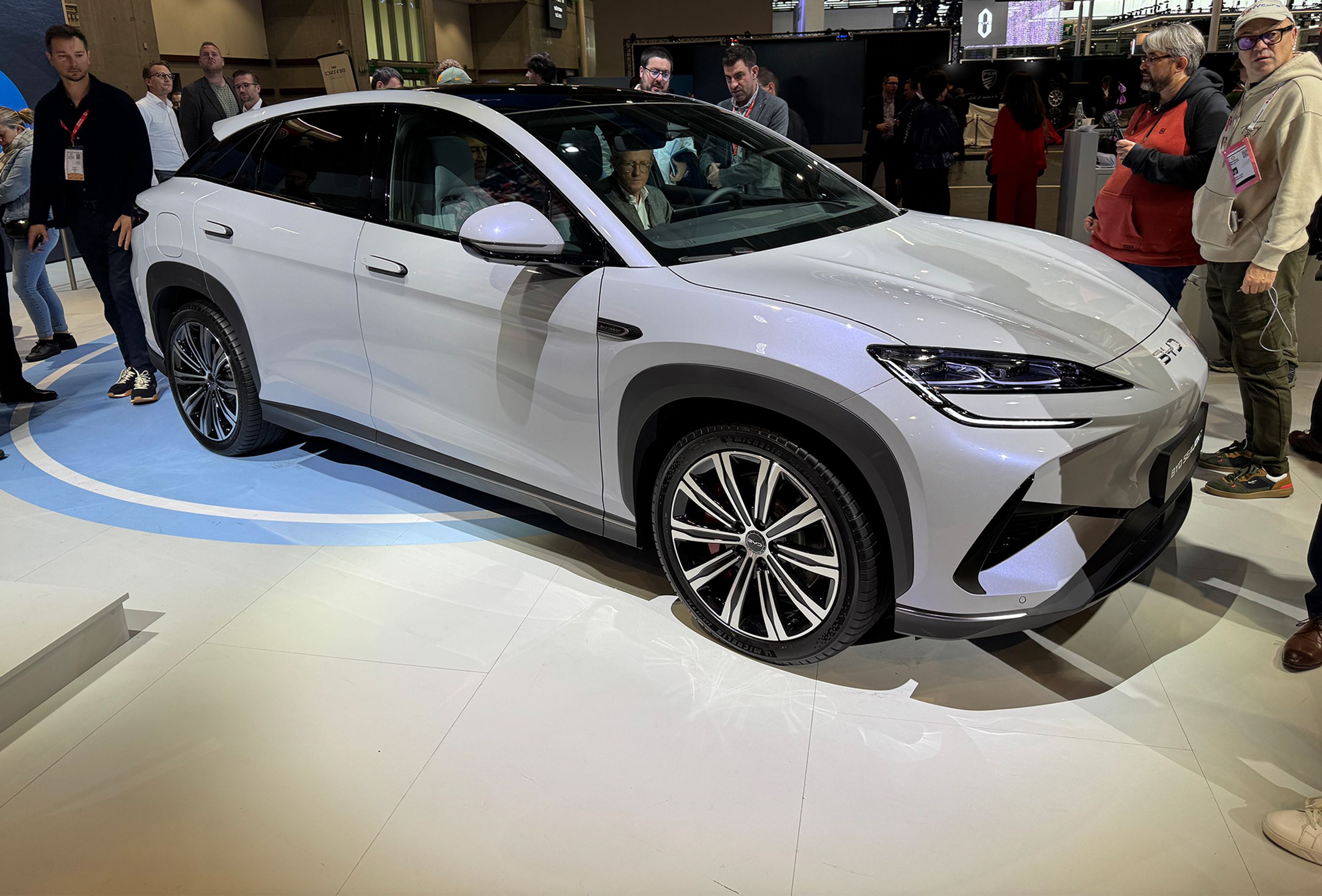 Hvid BYD Sealion skråt forfra.