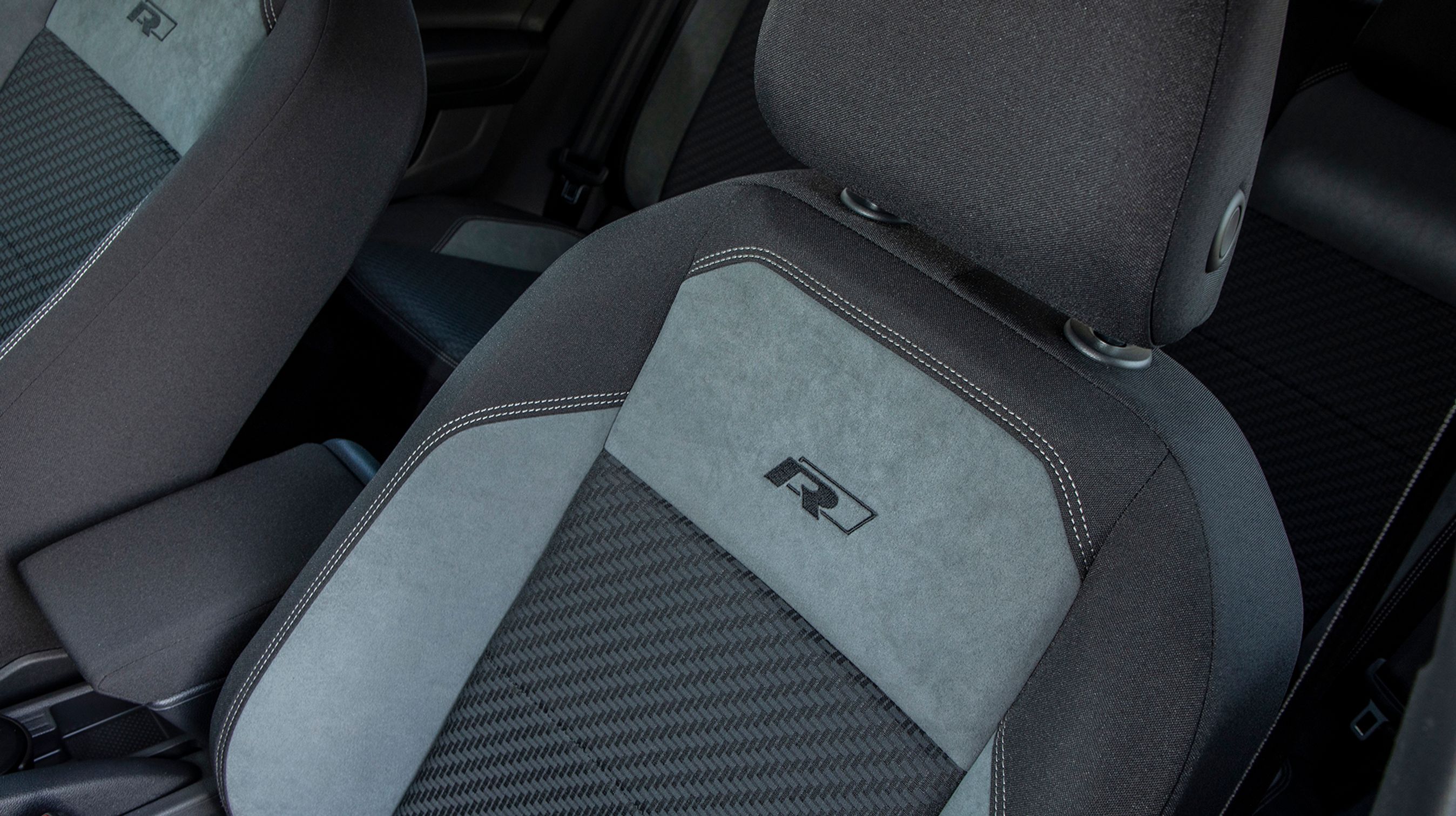 R-Line sæderne er ret faste og yder god støtte.