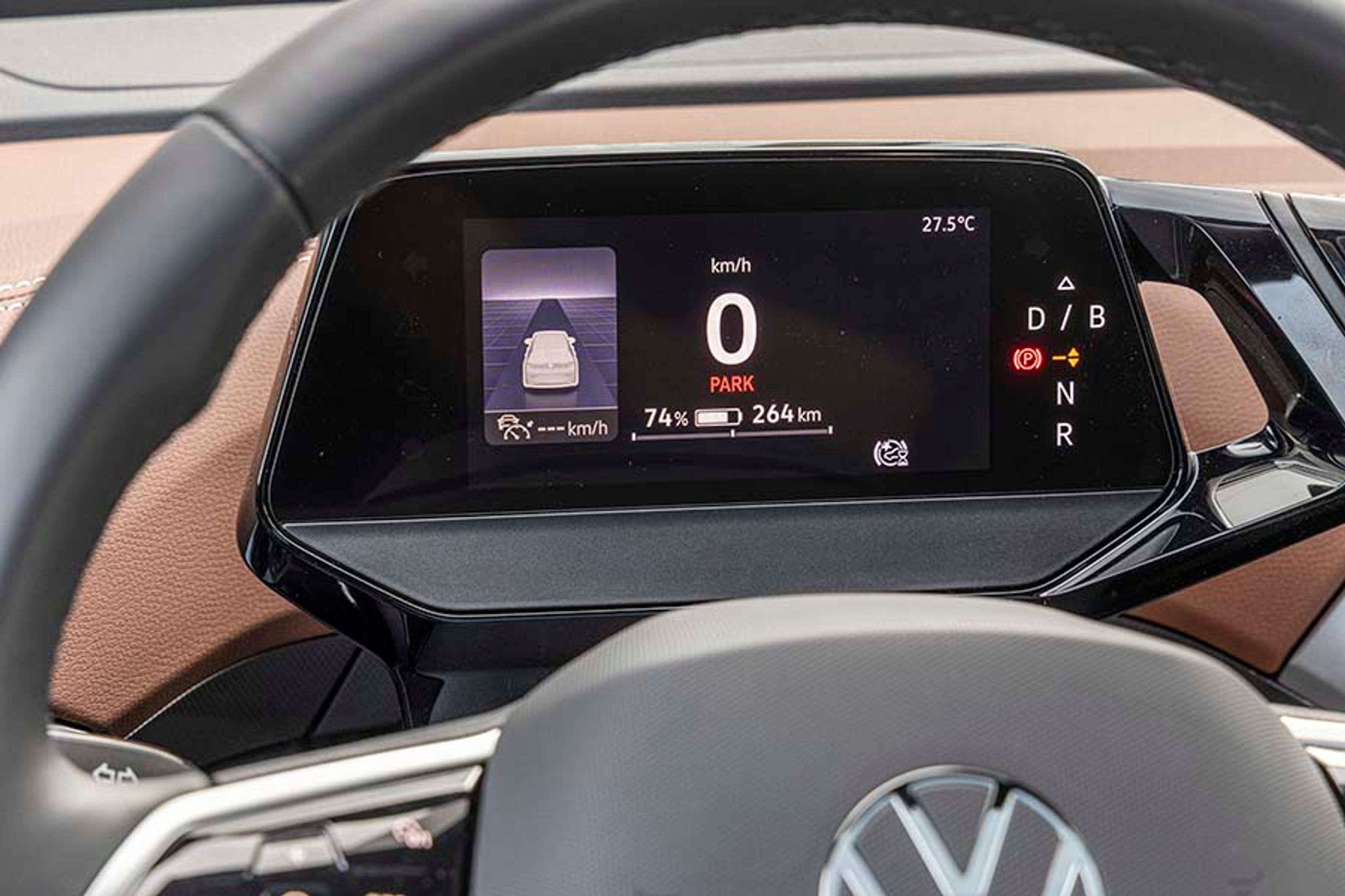 Lige foran rattet sidder dette lille display, der primært viser hastigheden, men også andre primære oplysninger om kørslen – ikke mindst den resterende rækkevidde nederst.