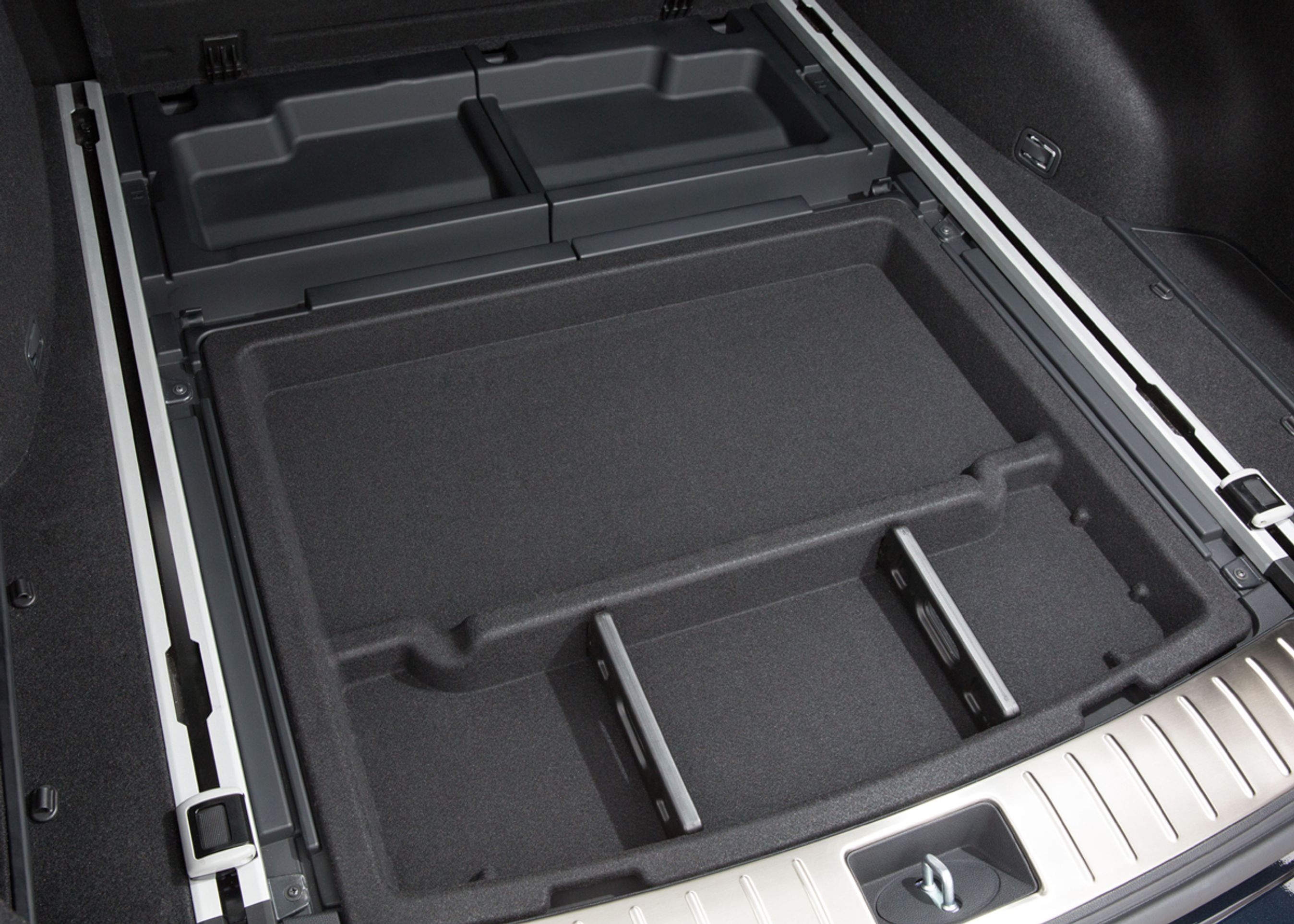 Under det egentlige gulv er der gode opbevaringsmuligheder.