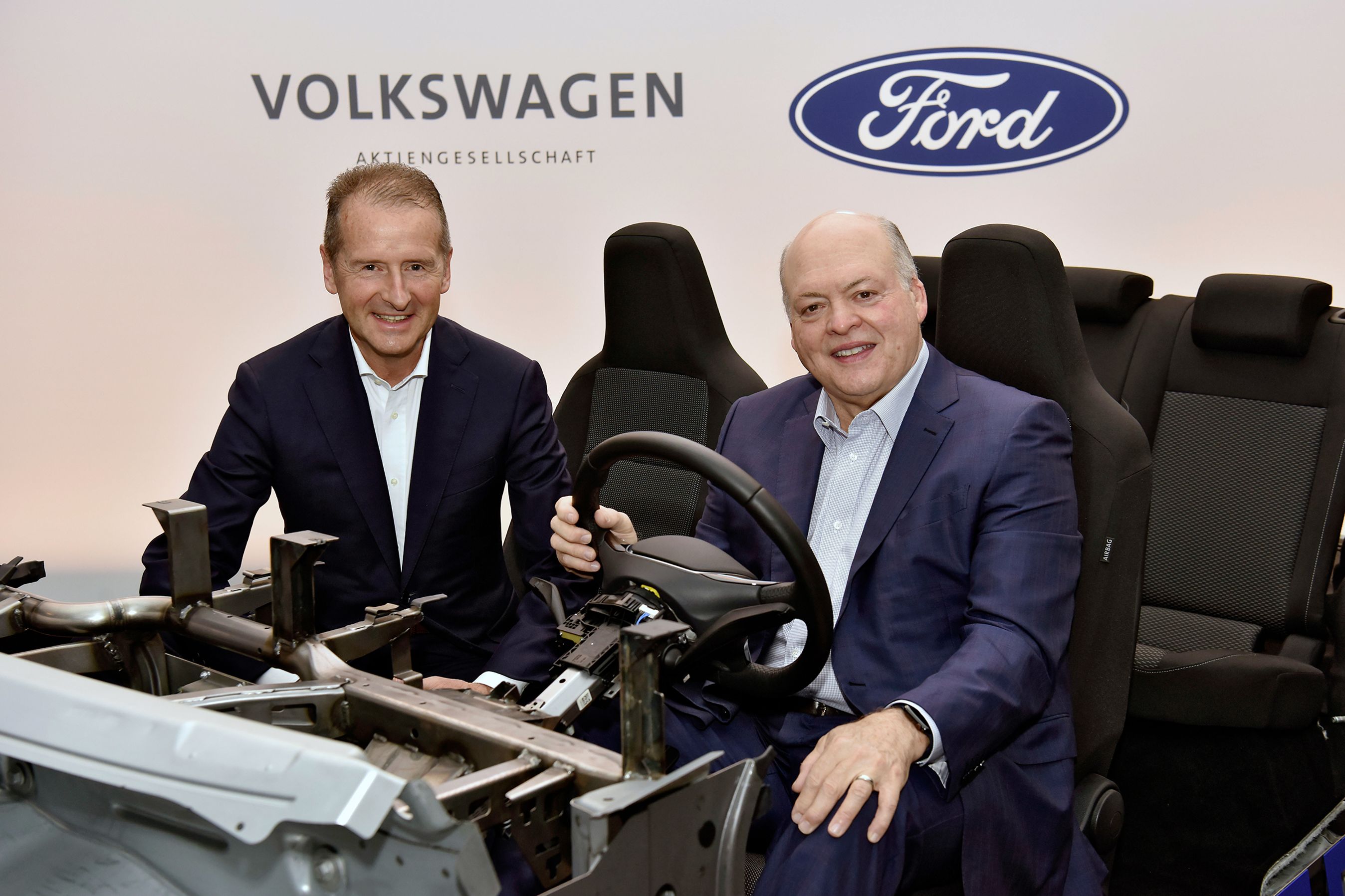 Chefer fra VW og Ford indgår aftalen om fælles elbilteknik.