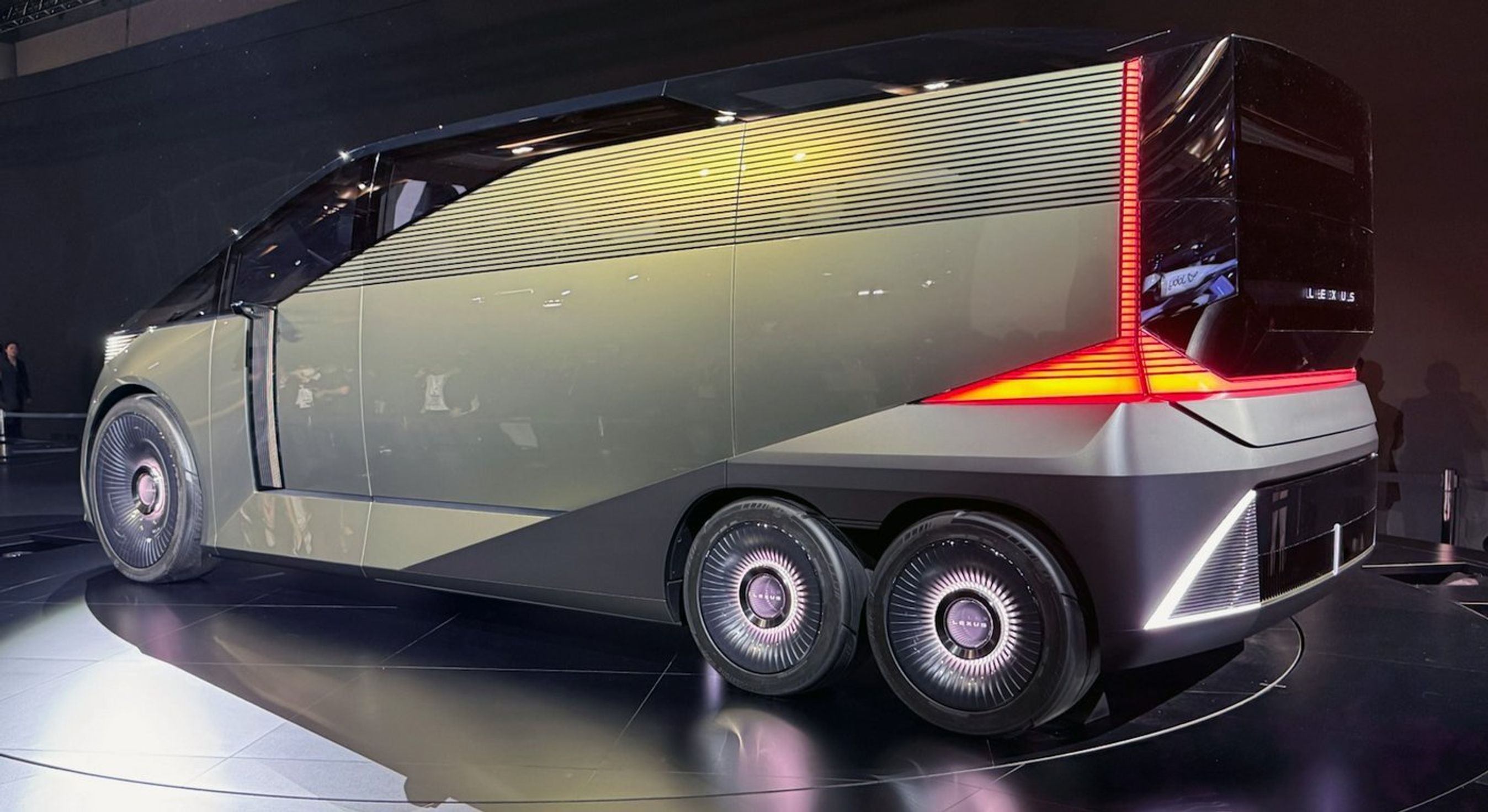 Kæmpe-Lexus med seks hjul.