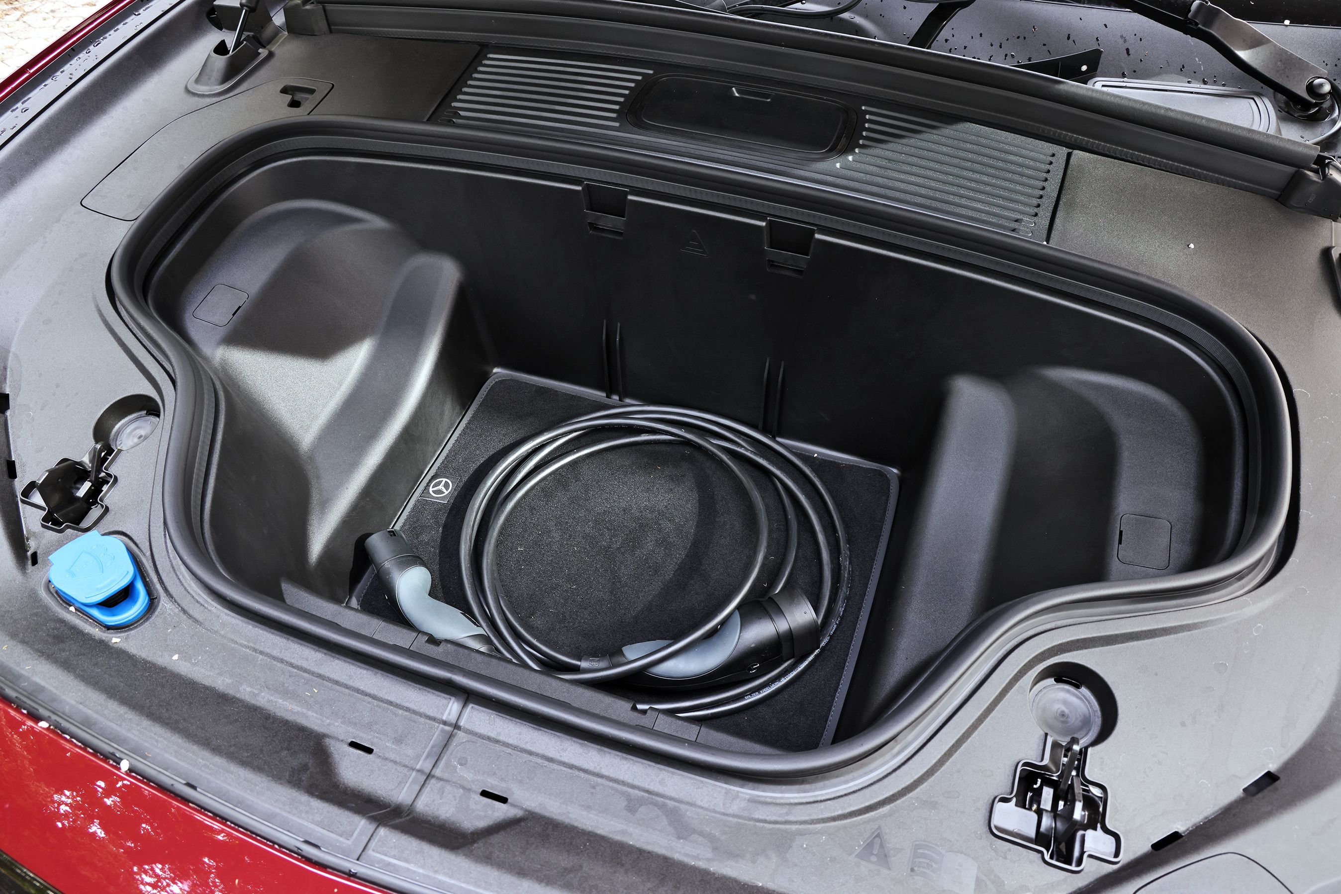 Frunk med kabel i en Mercedes-Benz GLC
