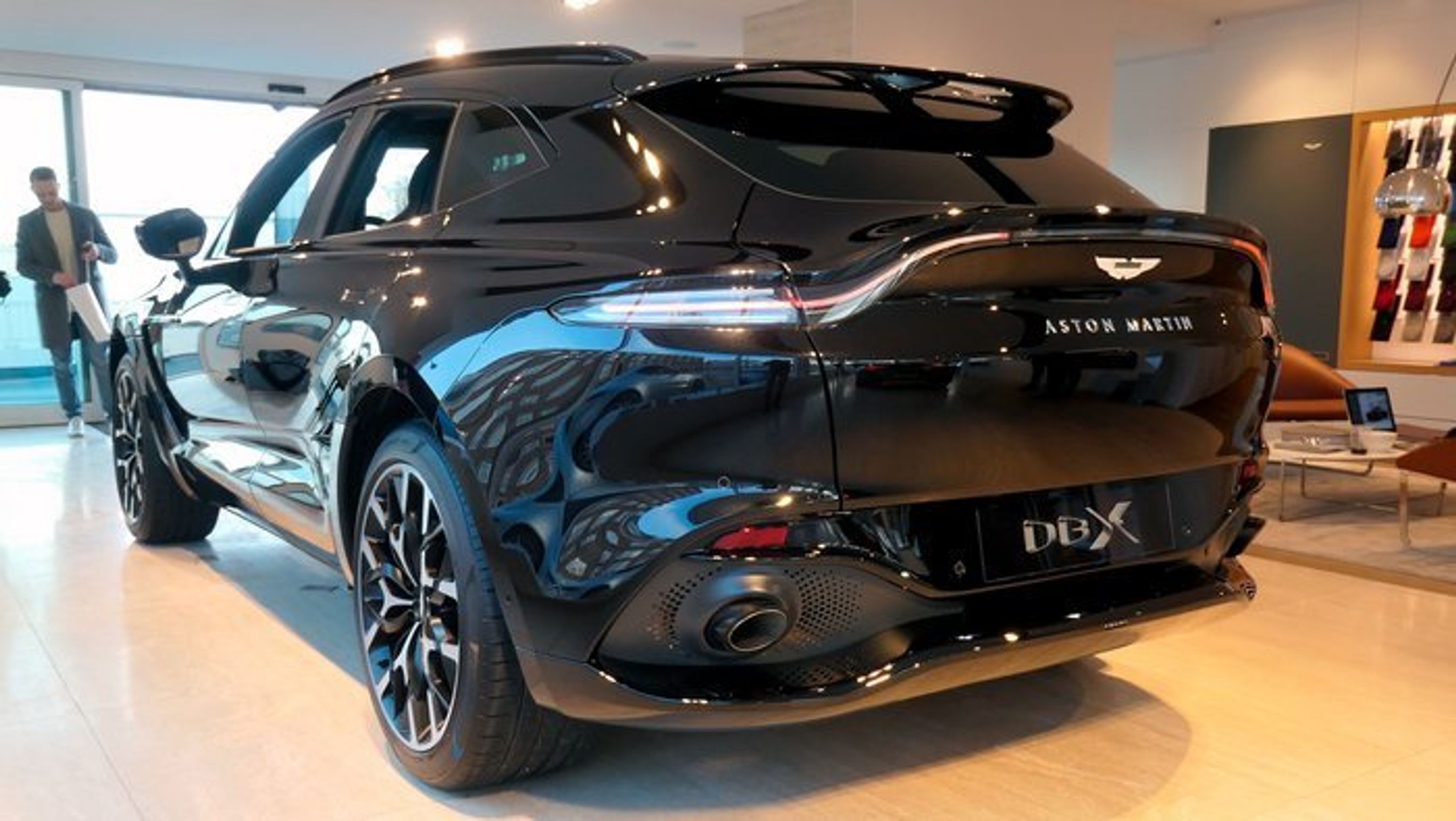 Aston Martin DBX har mærkets klassiske baglygter.