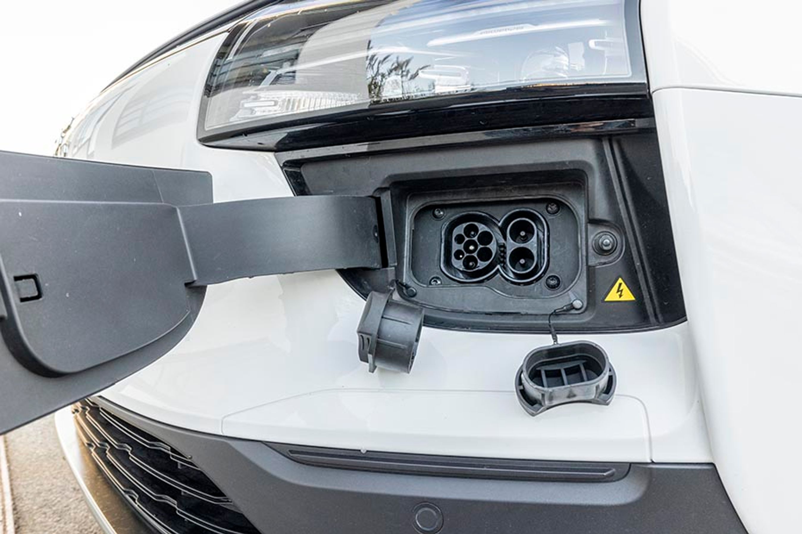 Hjemmeladning tager mindst 17-18 timer, hvis batteriet er tomt, og det vil man sikkert opleve, da rækkevidden ikke imponerer. Hurtigladning testede vi til 79 kW i gennemsnit over en halv time, det er acceptabelt.