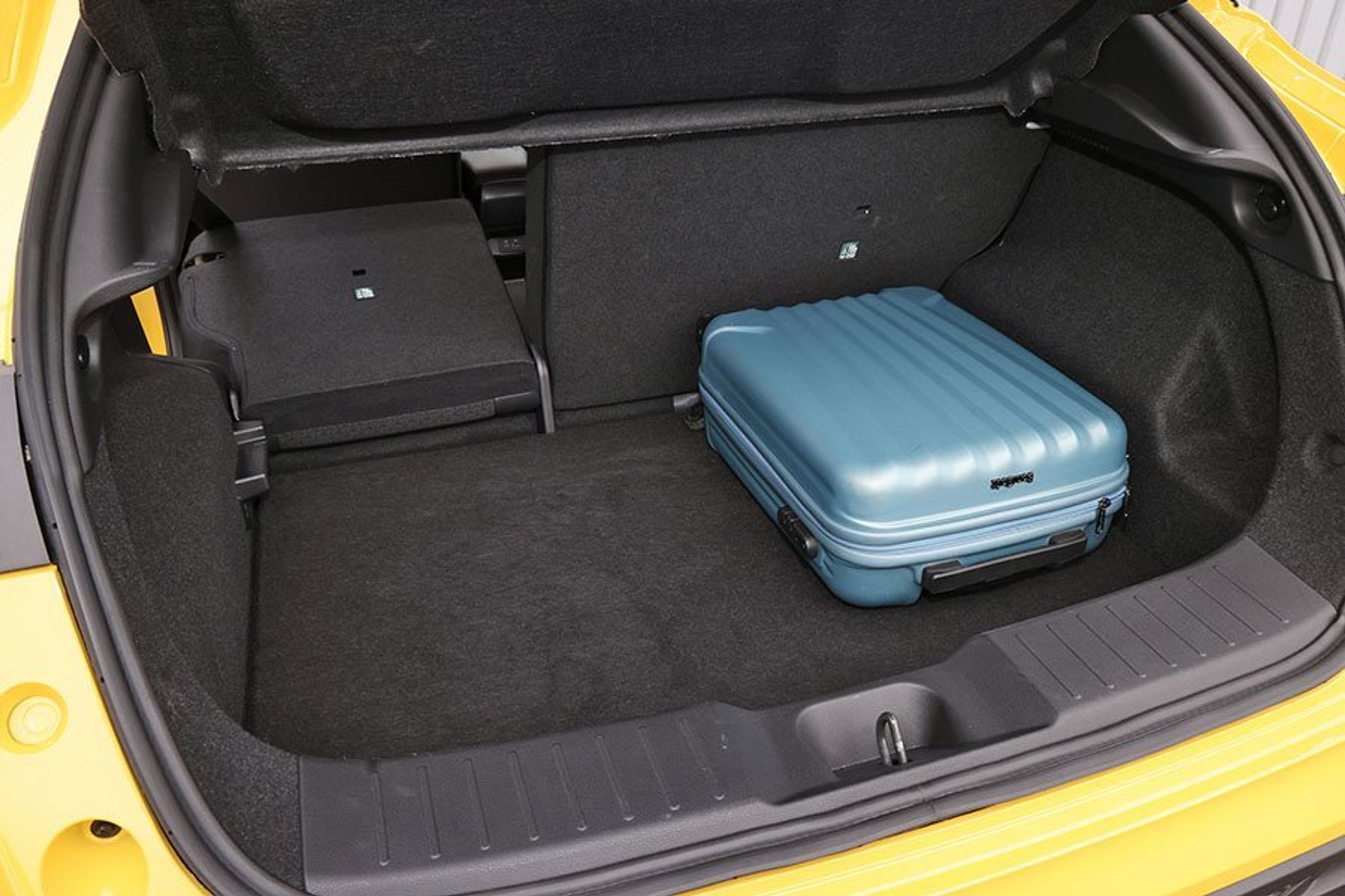 Bagagerum med blå kuffert i en Nissan Juke