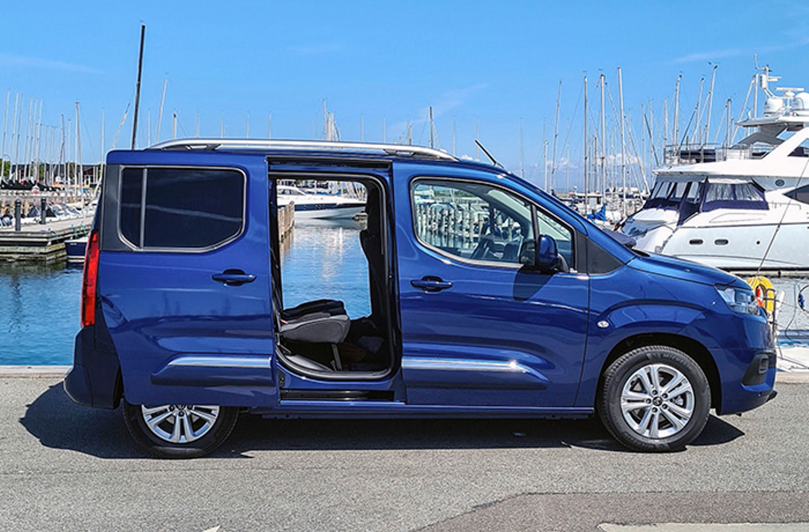 Adgangsforholdene er eminente med skydedøre i begge sider. Grundmodellen har dog kun i højre side.