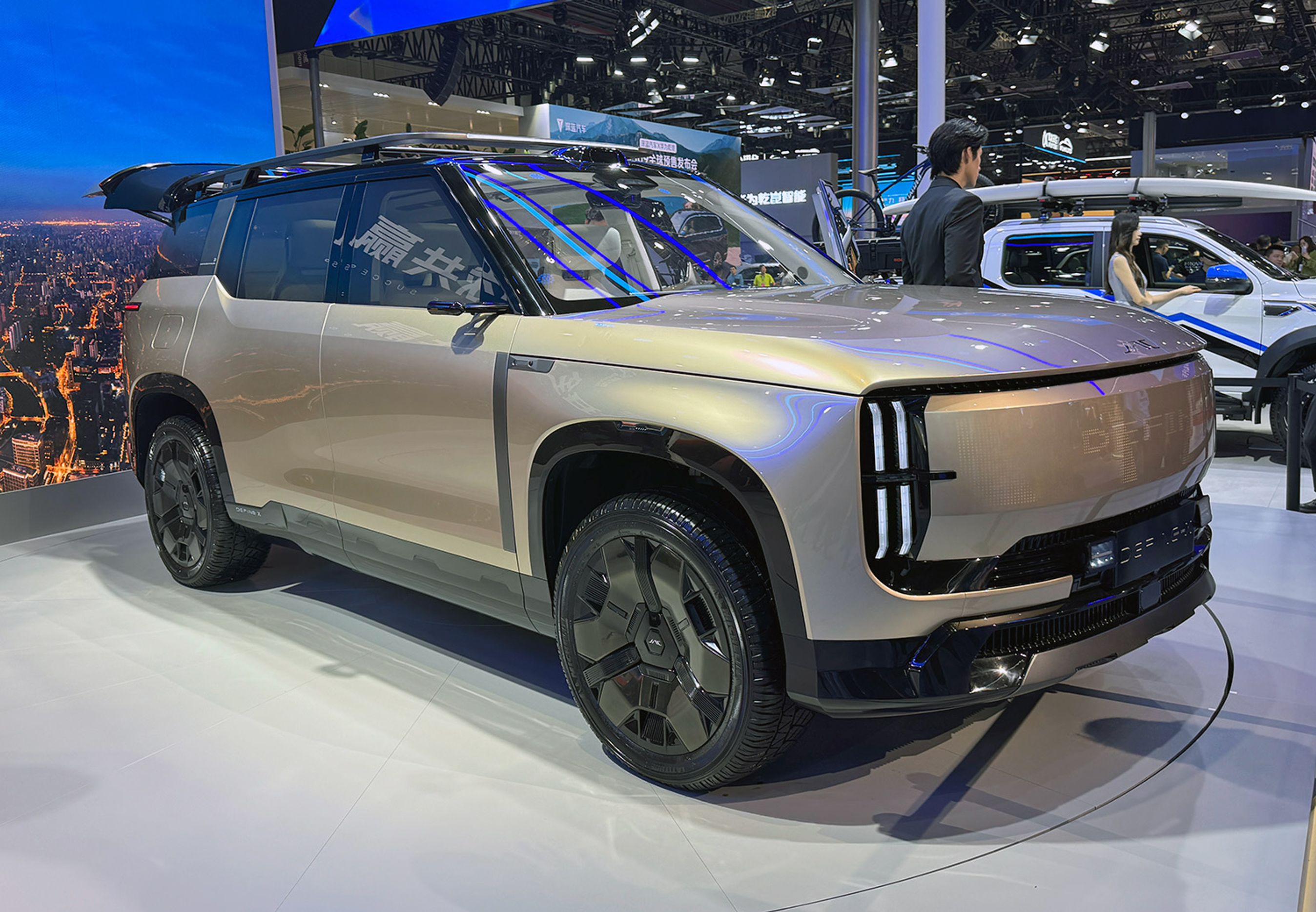 JAC er i Danmark, men lever stort set usynligt. Mærket solgte seks biler i 2024 og indtil videre ingen i 2025. I Shanghai er JAC stor i slaget med denne enorme SUV, Define. Den er indtil videre en prototype.