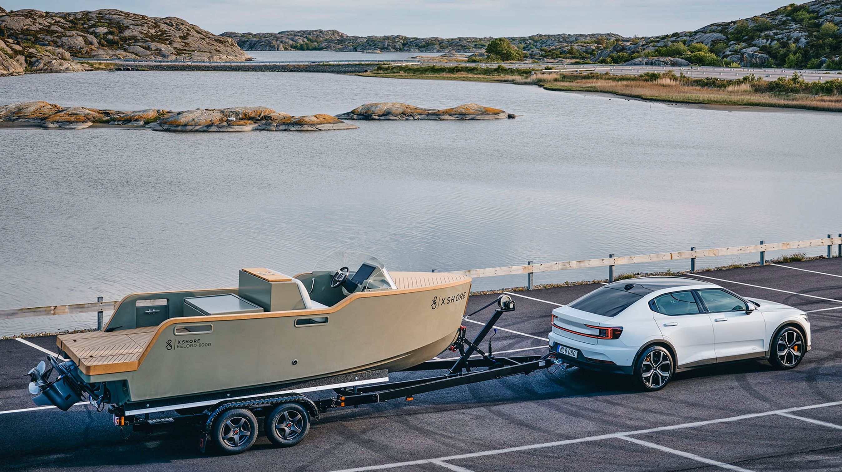 Polestar 2 må i denne første udgave trække en påhængsvogn på op til 1.500 kg. Sammen med firehjulstræk gør det bilen til en god løsning for bl.a. bådejere.