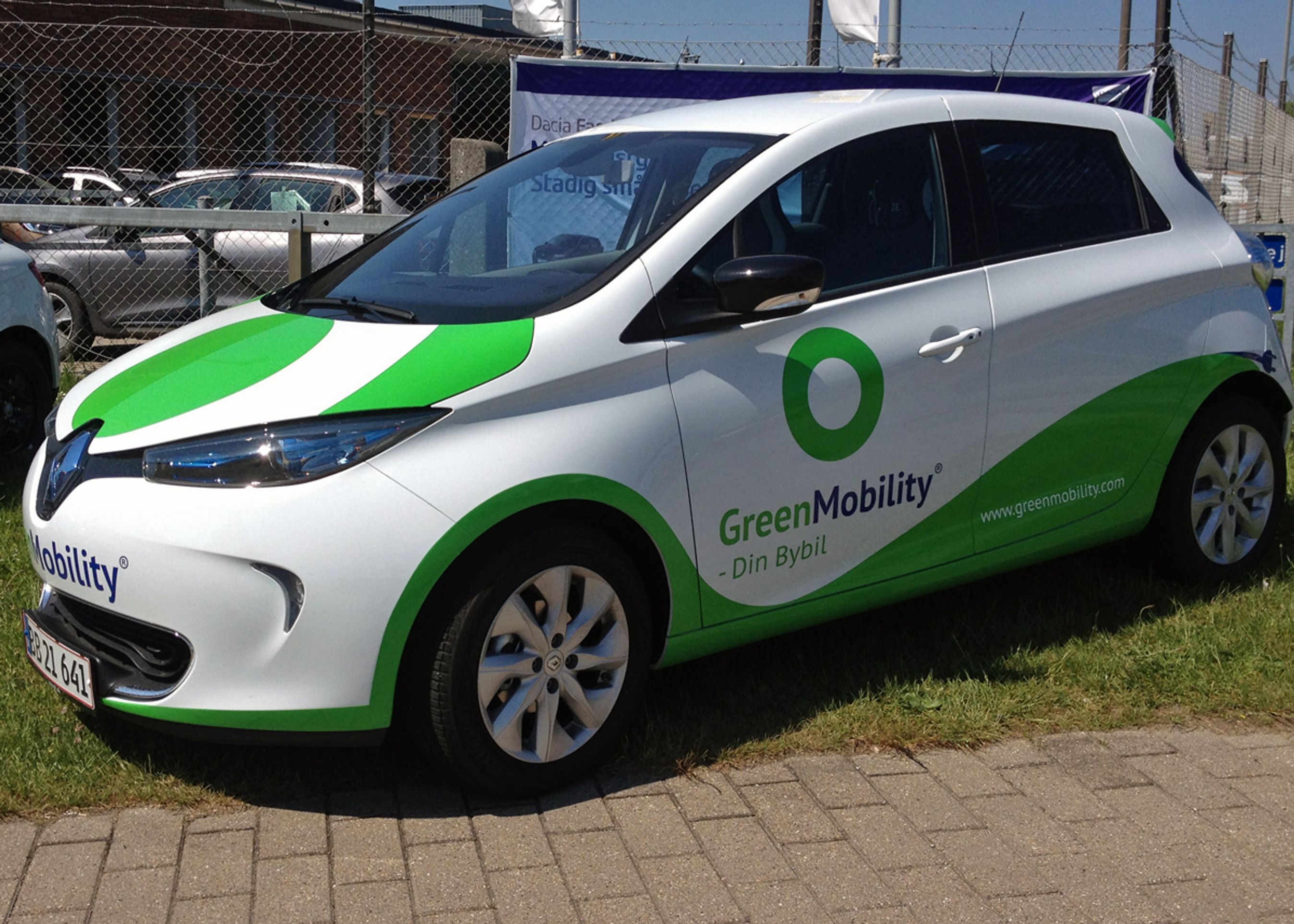 Den elektriske Renault Zoe har en praktisk rækkevidde ved bykørsel på omkring 110-150 km. Det vil række til tre-fire dages brug. Foto: Renault
