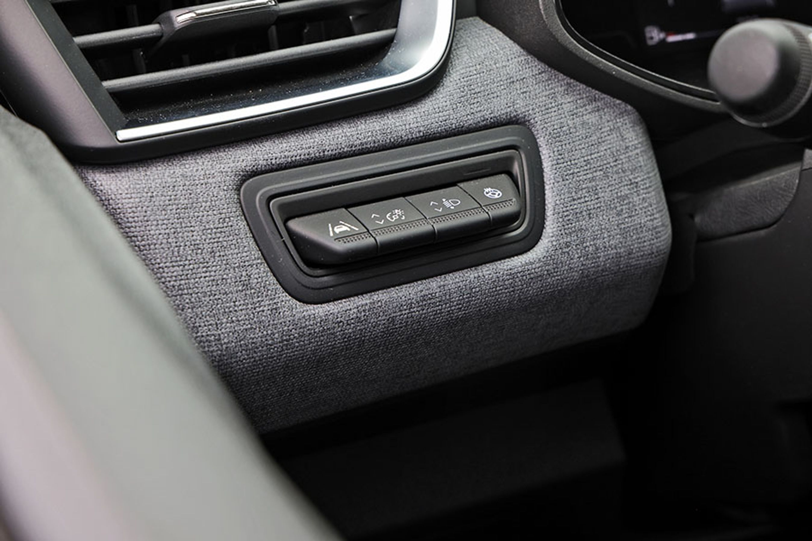 Til venstre for rattet sidder der knapper til vognbaneassistenten, justering af instrumentlys og lysvidderegulering. Længst til højre ses kontakten til varme i rattet.