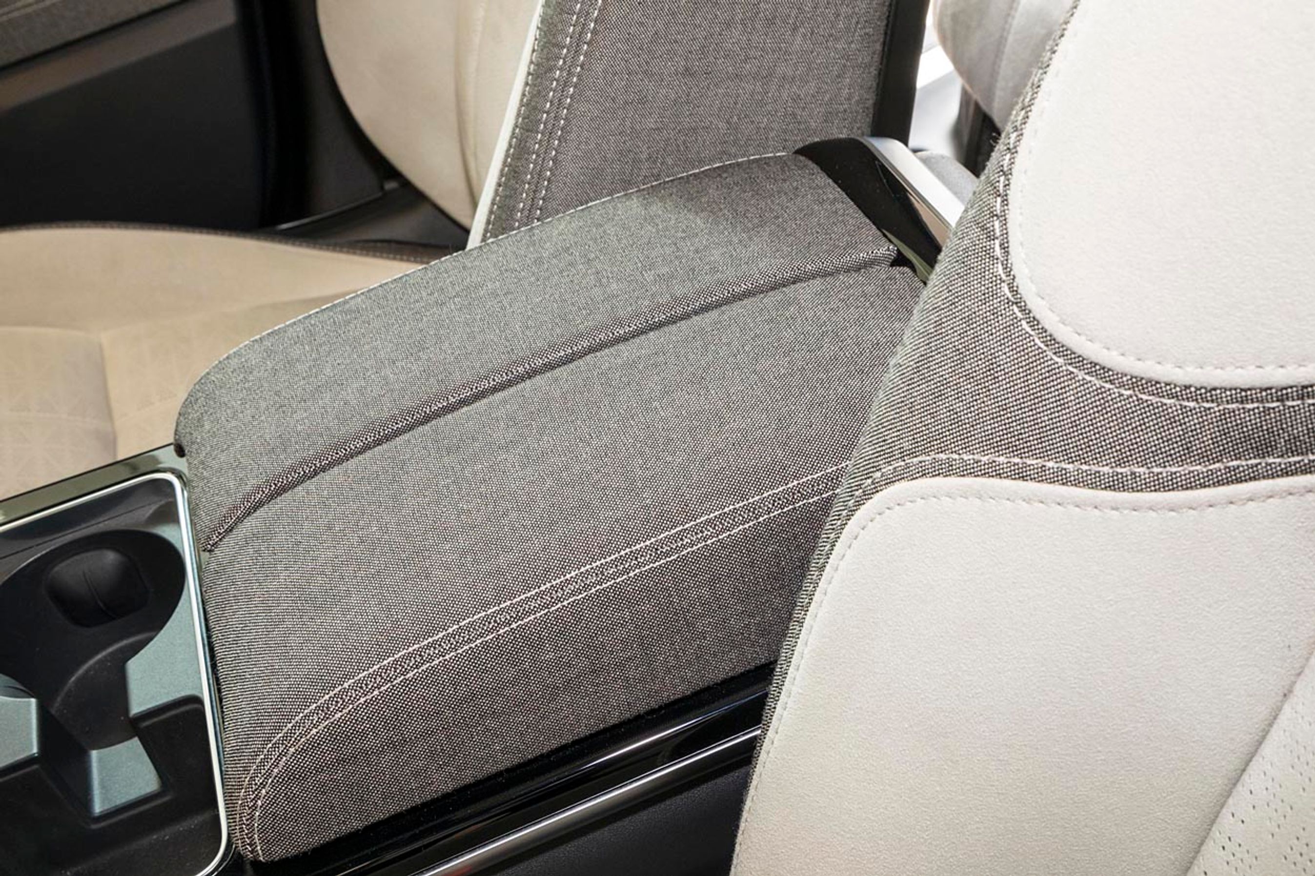 Du kan personalisere Velar i udstrakt grad, blandt andet med uld fra den danske producent Kvadrat. Prisen er 50.000 kr. for delvis beklædning.