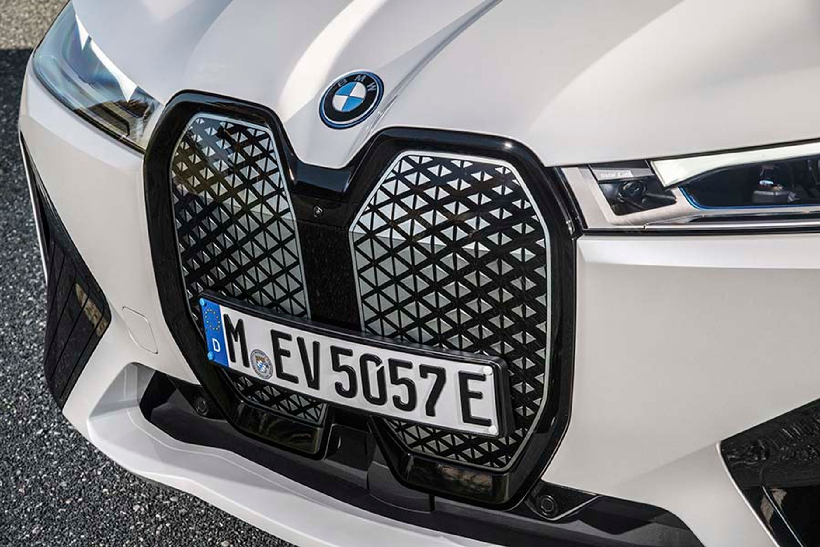 Den gigantiske kølergrill skjuler sensorer til bilens køreassistentsystemer. Selve grillen er fremstillet i et materiale, hvor ridser og stenslag kan fjernes ved at varme med en føntørrer.