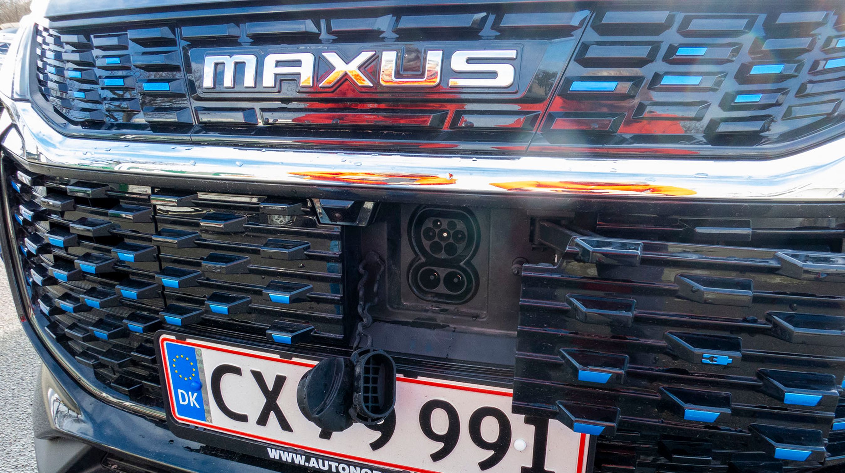 Ladestikket er placeret bag en klap i fronten. Der er et Type-2 Combo-stik. Hjemme kan bilen lades med 3,7 kW og på farten med op til 50 kW. To plastpropper skal fjernes, hver gang man lader bilen op.