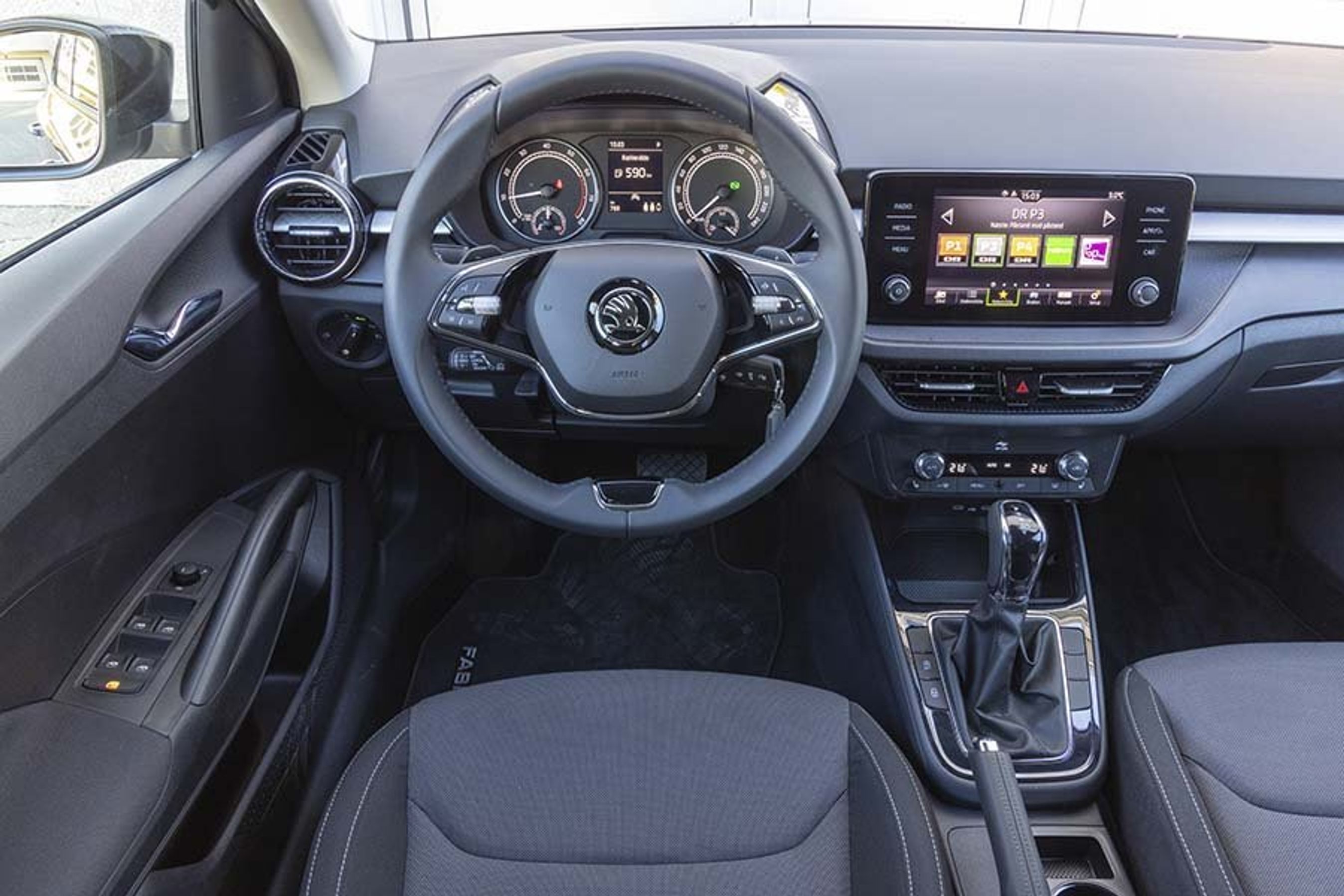 Kabinen og instrumentbrættet i en Skoda Fabia