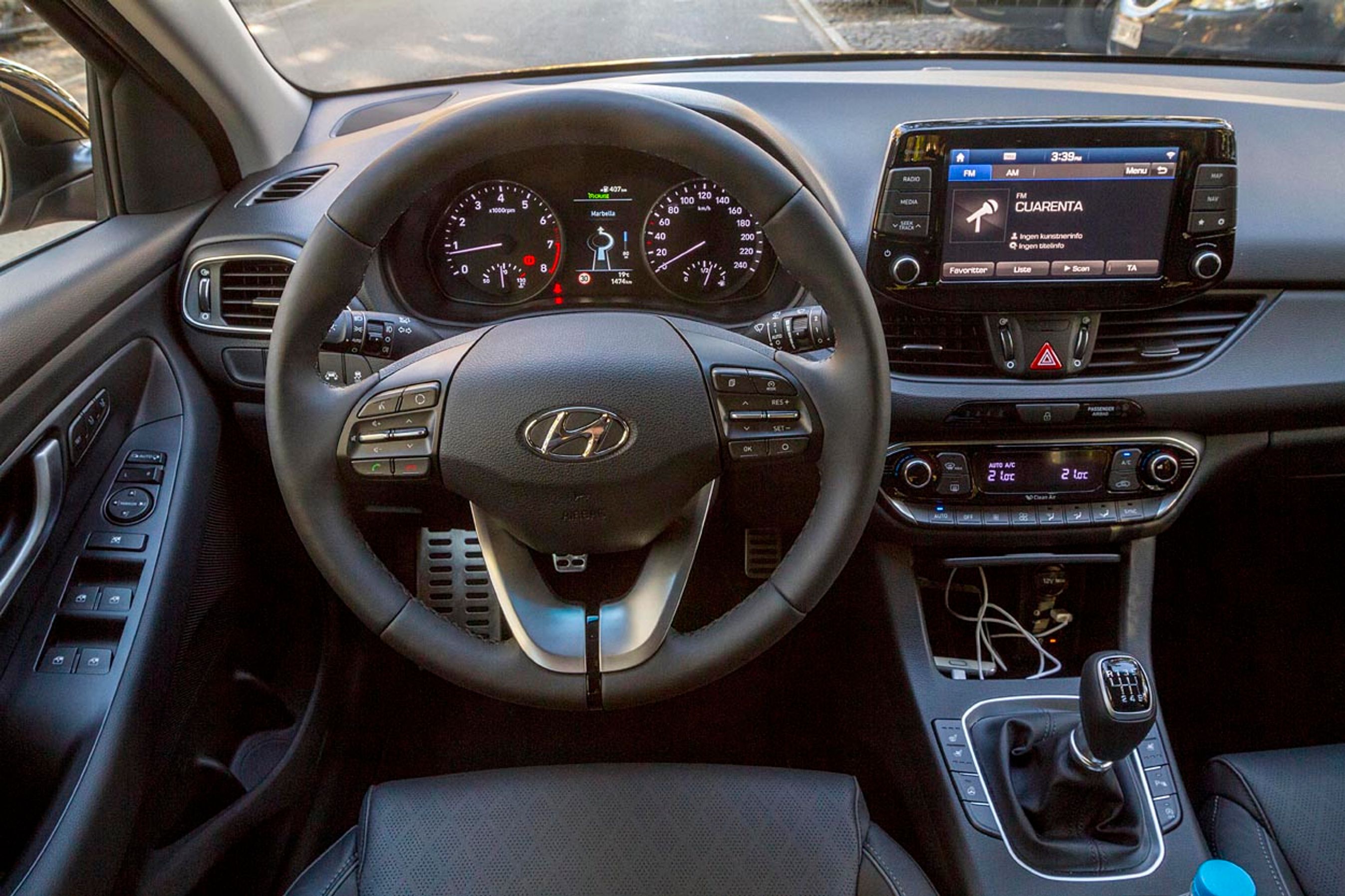 Kabinen er virkelig flot i materialer og vel også i design. Midterskærmen er på hele otte tommer, men nogle udgaver har slet ingen skærm.