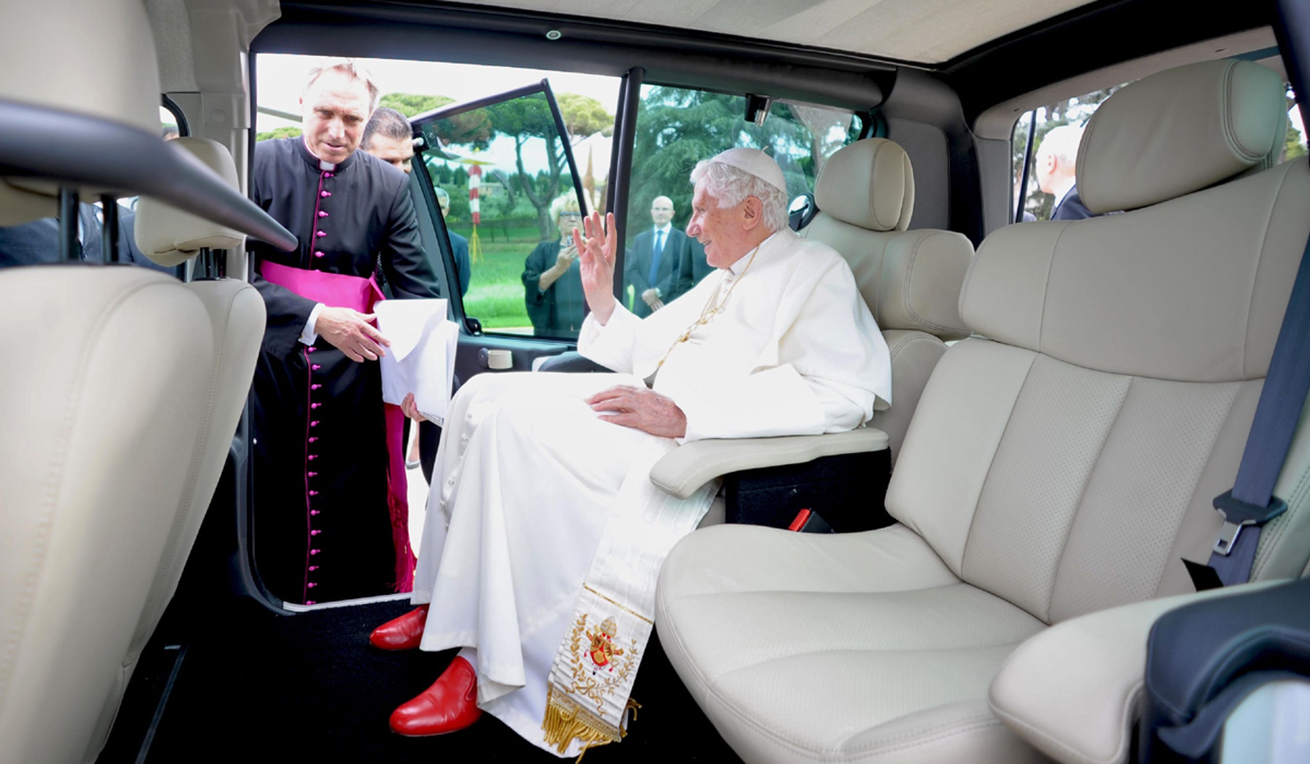 Paven har rigtig god plads på det læderbetrukne bagsæde i Kangoo Maxi.