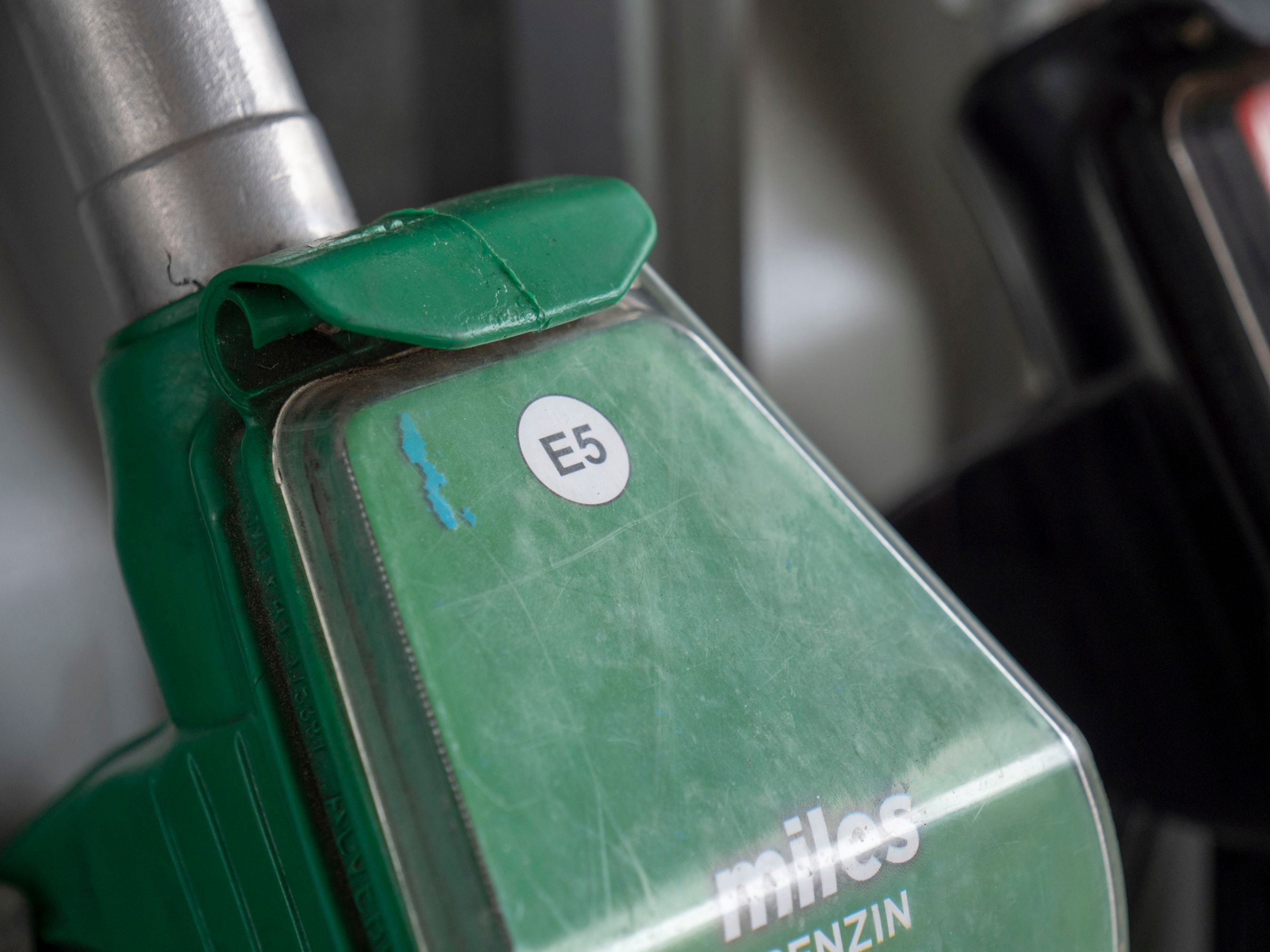 Fra oktober suppleres brændstof i Europa et ny mærke. I Danmark vil benzin få et E5 mærke.