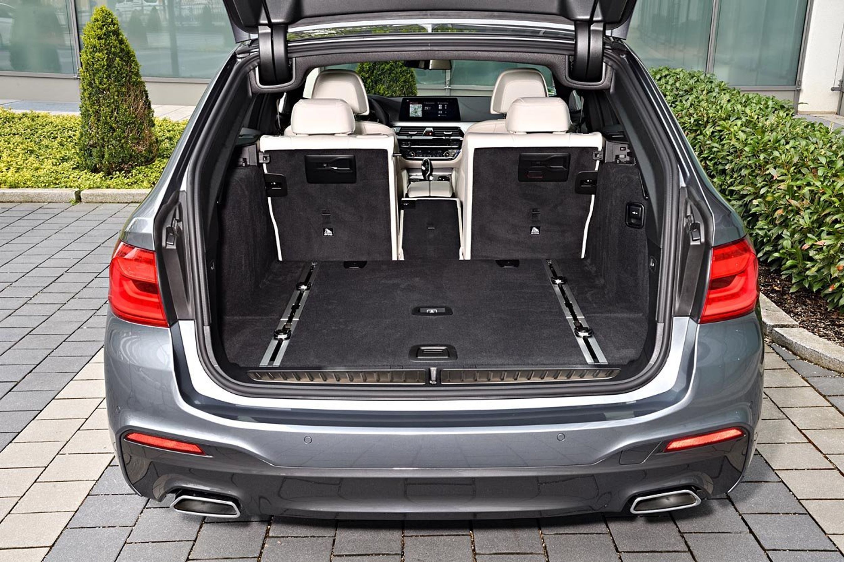 Bagagerummet er dybt og rummeligt og i øvrigt med særdeles flot finish. Bagsædets ryglæn er praktisk delt 40:20:40. Foto: BMW