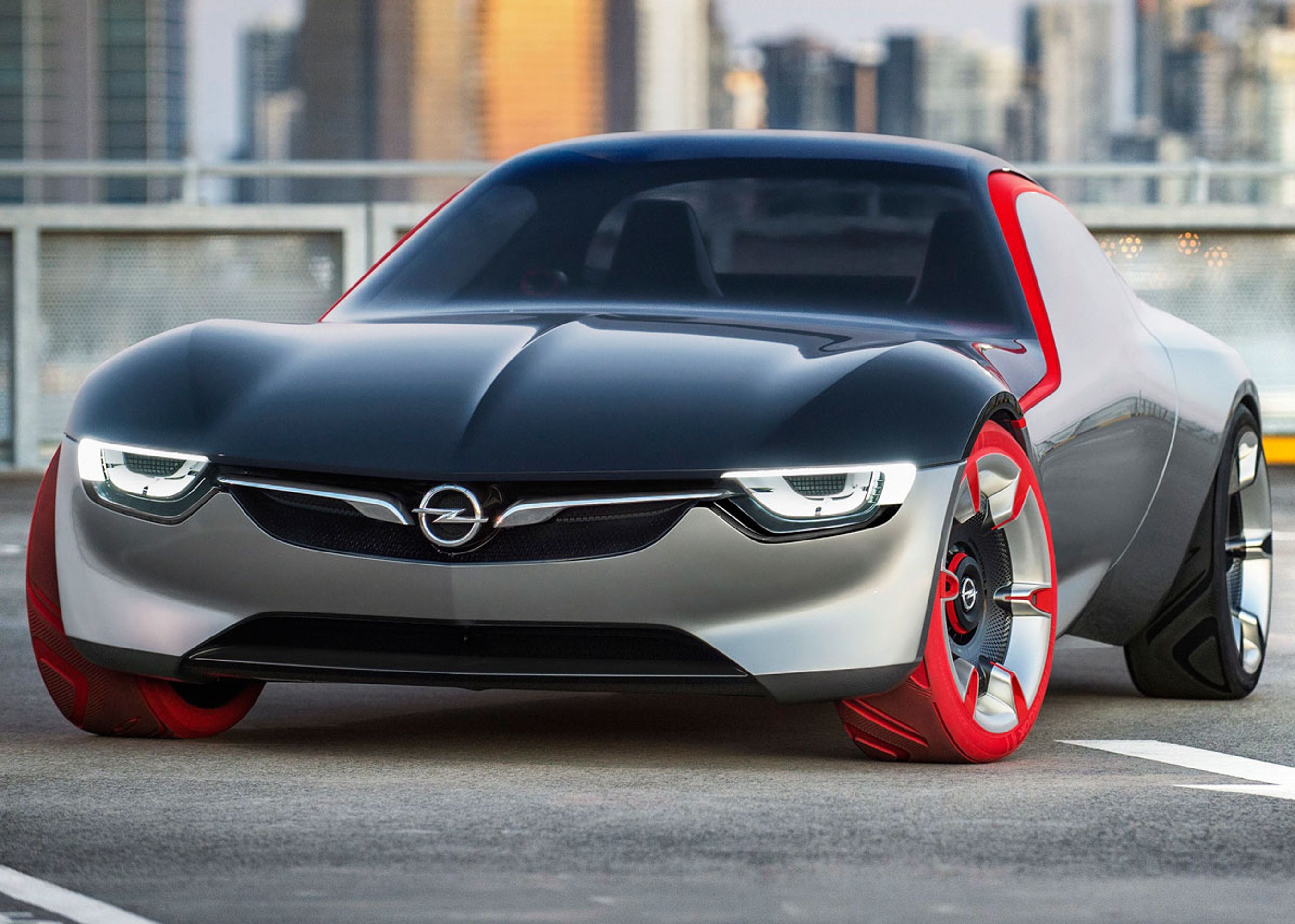 Den flade, sammenknebne grill og lygtedesignet kunne være et af de mest virkelighedsnære elementer ved GT Concept. Måske noget der vil være genkendeligt på den næste Insignia, der kommer i 2017. Fotos: Opel