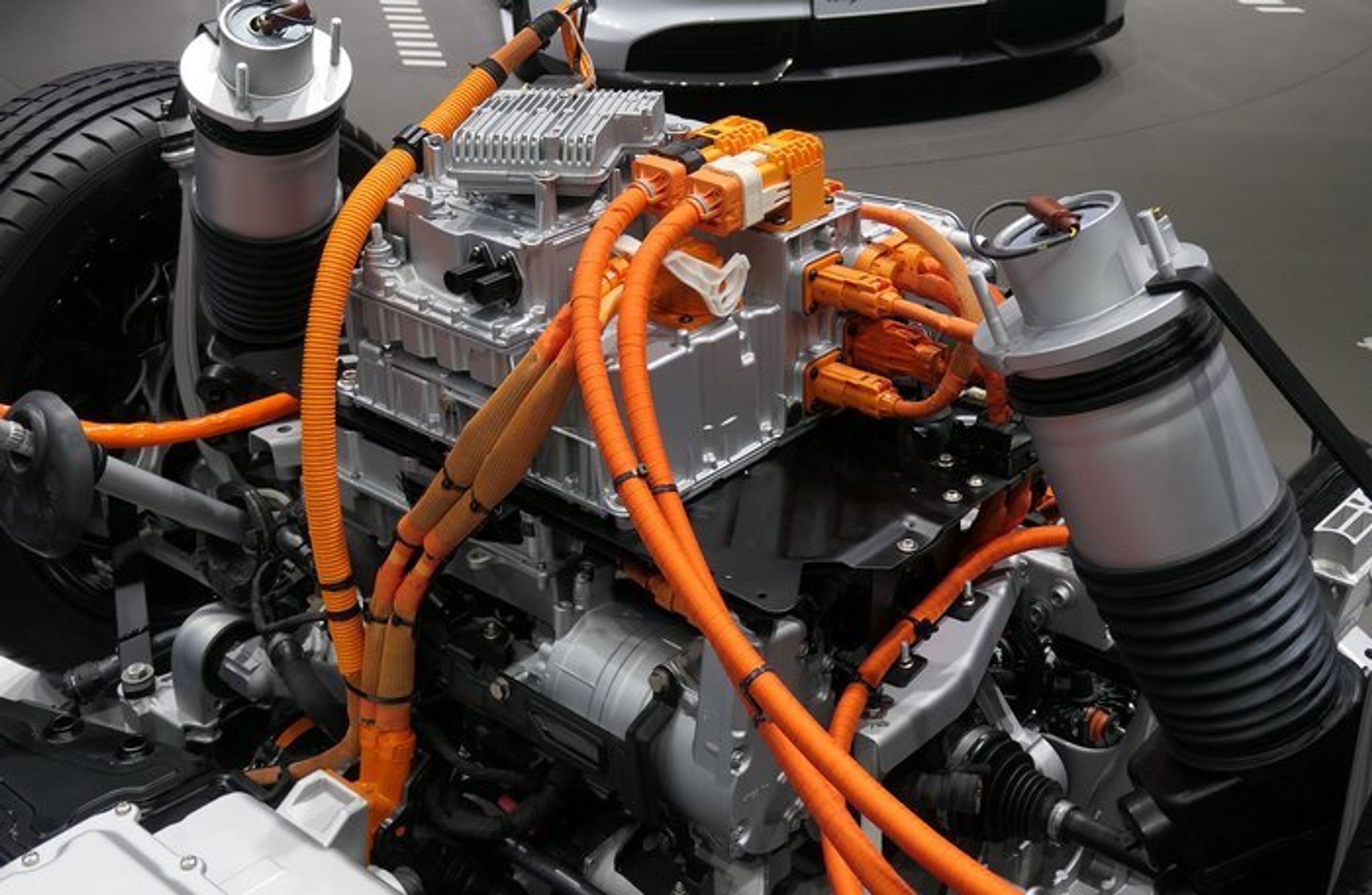 Der er 400-800 volt i en elbil.