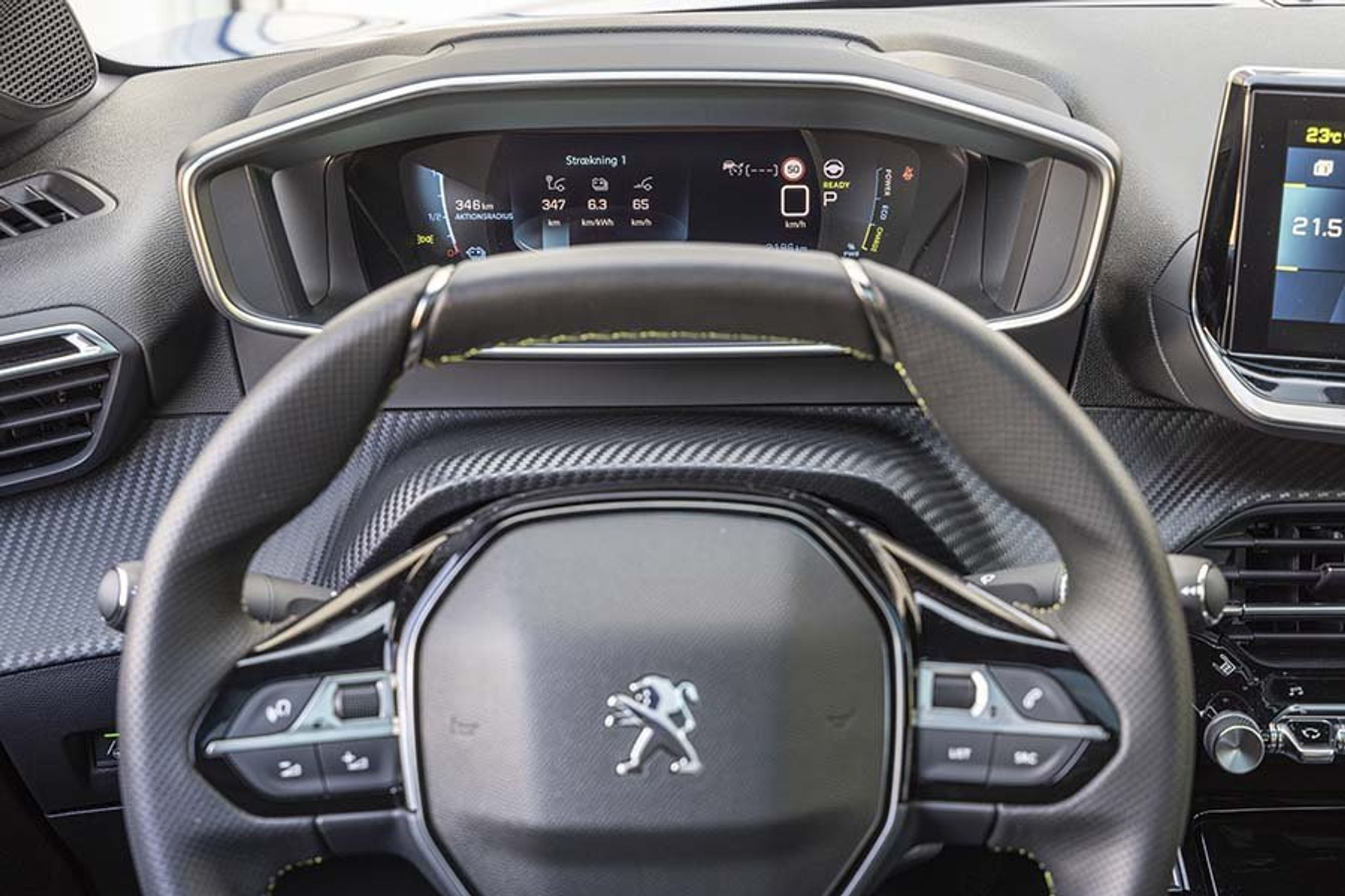 Man ser instrumenterne hen over det lille rat i Peugeot e-208