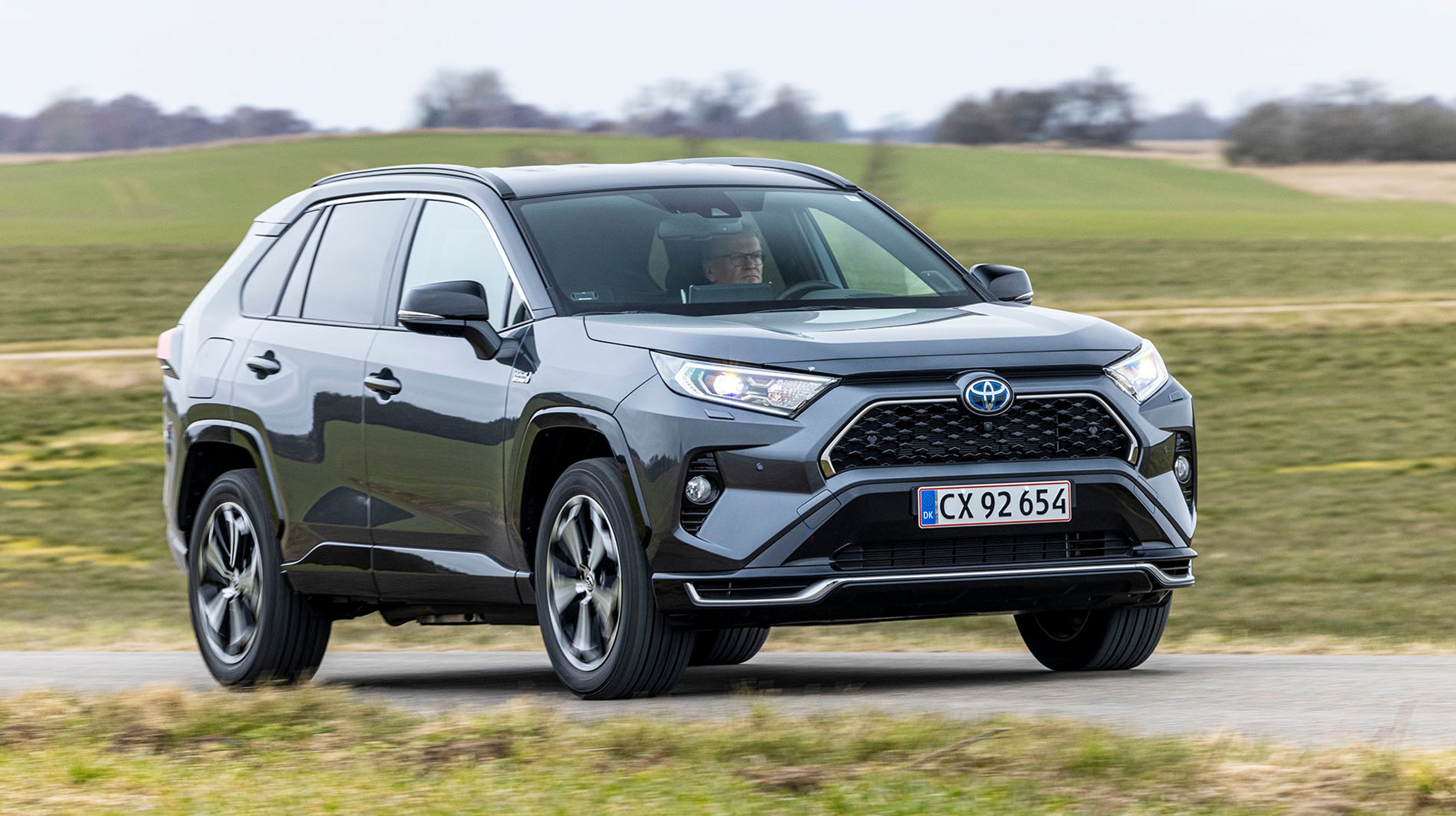 Toyota RAV4 er en stor bil og har et stort batteri. Vi kørte således hele 66 km på el alene, og fabrikken stiller 75 km i udsigt.