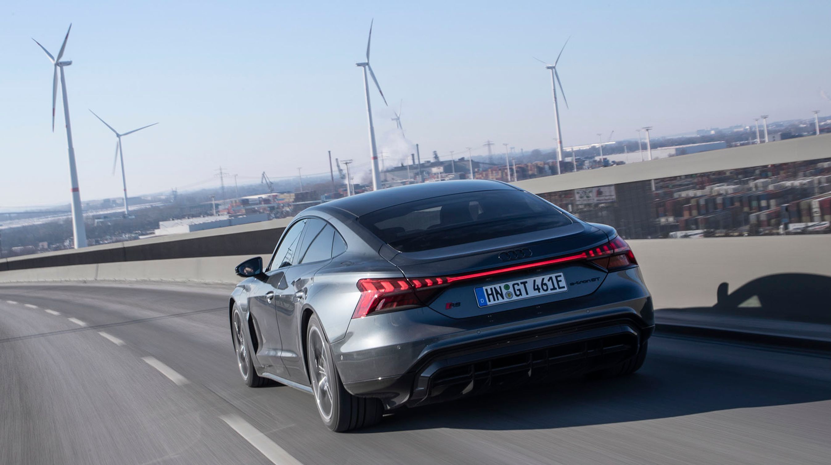 Audi e-tron GT kan køre 245 km/t. i Quattro-udgaven og 250 km/t. i den kraftigere RS-version. Rækkevidden er på op til 479 km – men ikke med den fart!