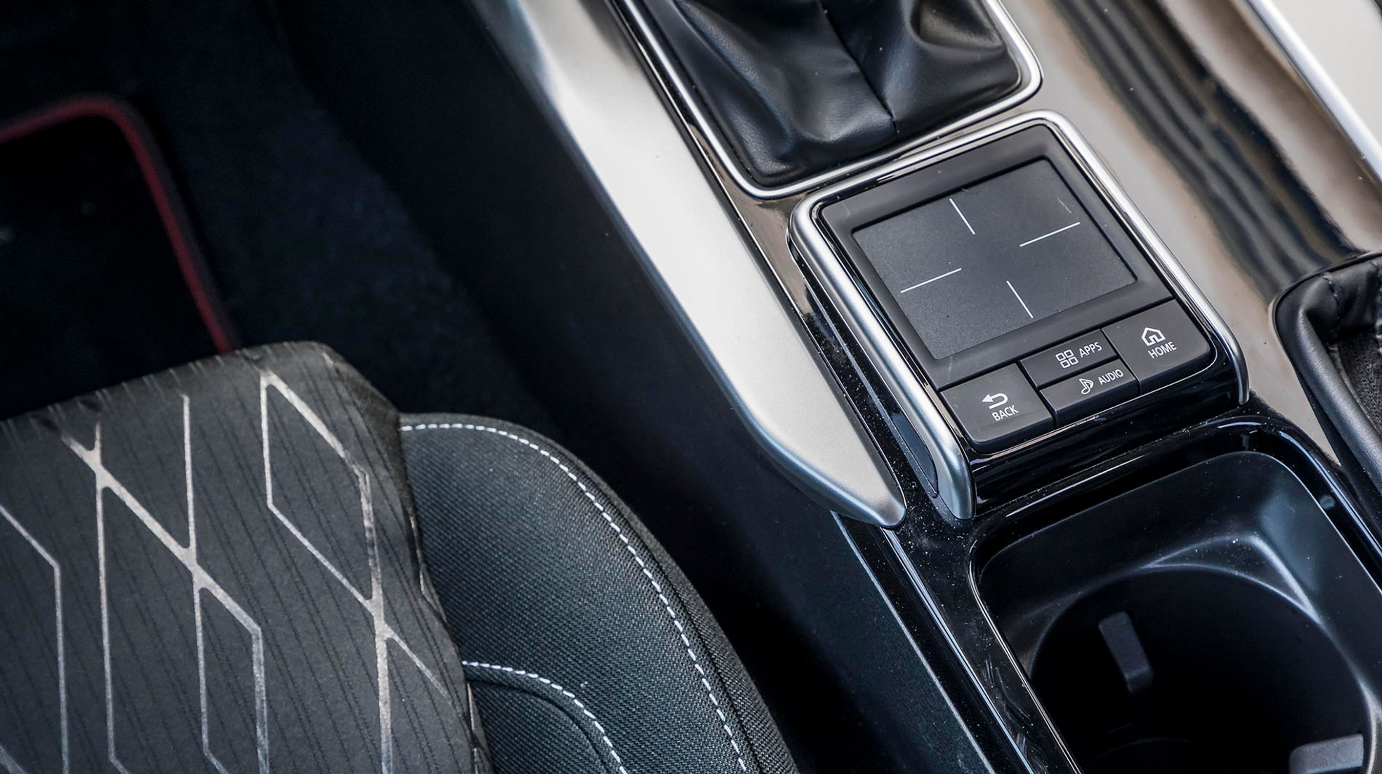 Motors testkører blev aldrig gode venner med touchpad-controlleren ved siden af gearstangen, som fungerer decideret uintuitivt. 