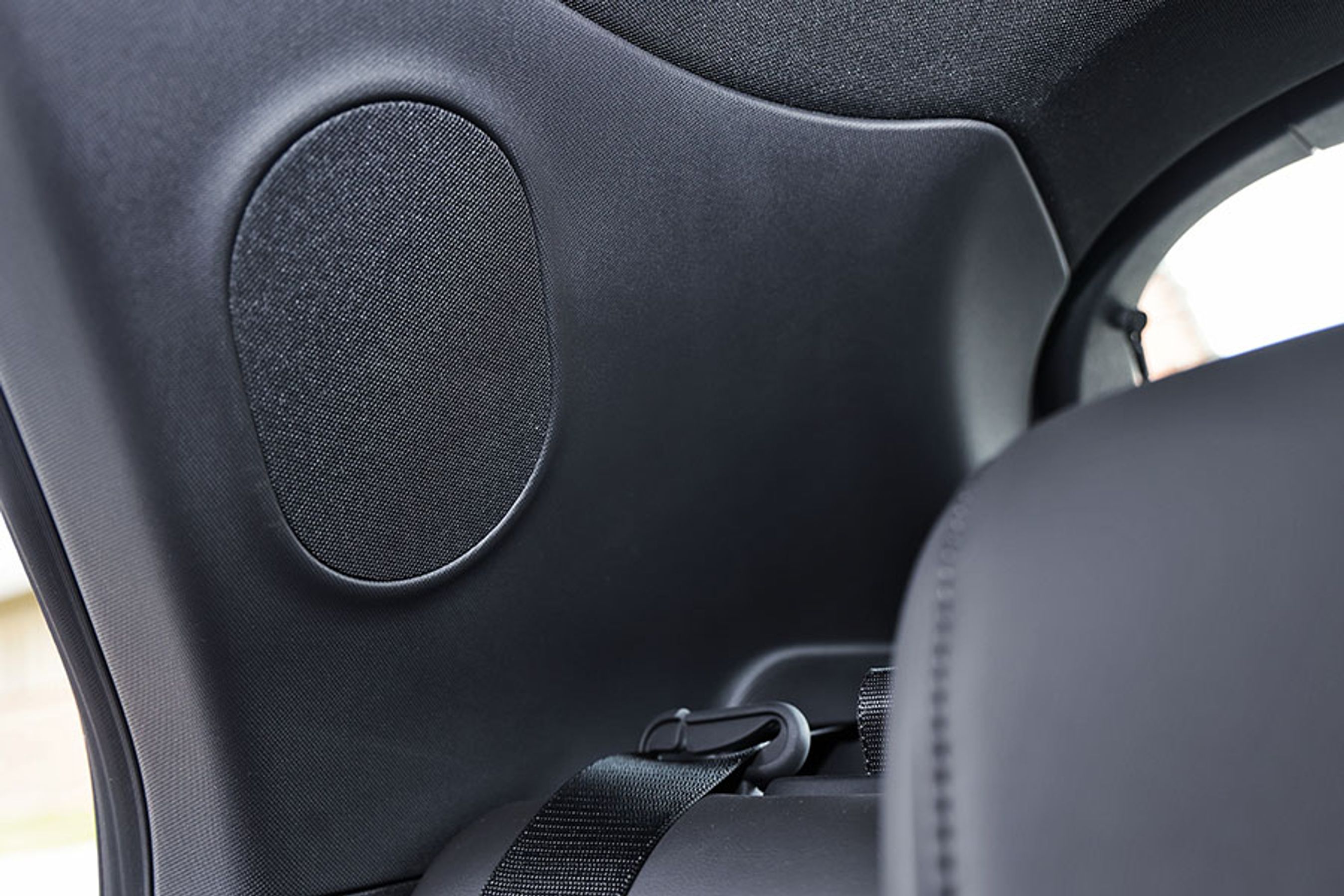 Musikanlægget har 14 højttalere og opererer med Dolby Atmos 7.1. I alt er effekten på 640 Watt, og man kan let indstille lyden efter en række forudbestemte lydbilleder.