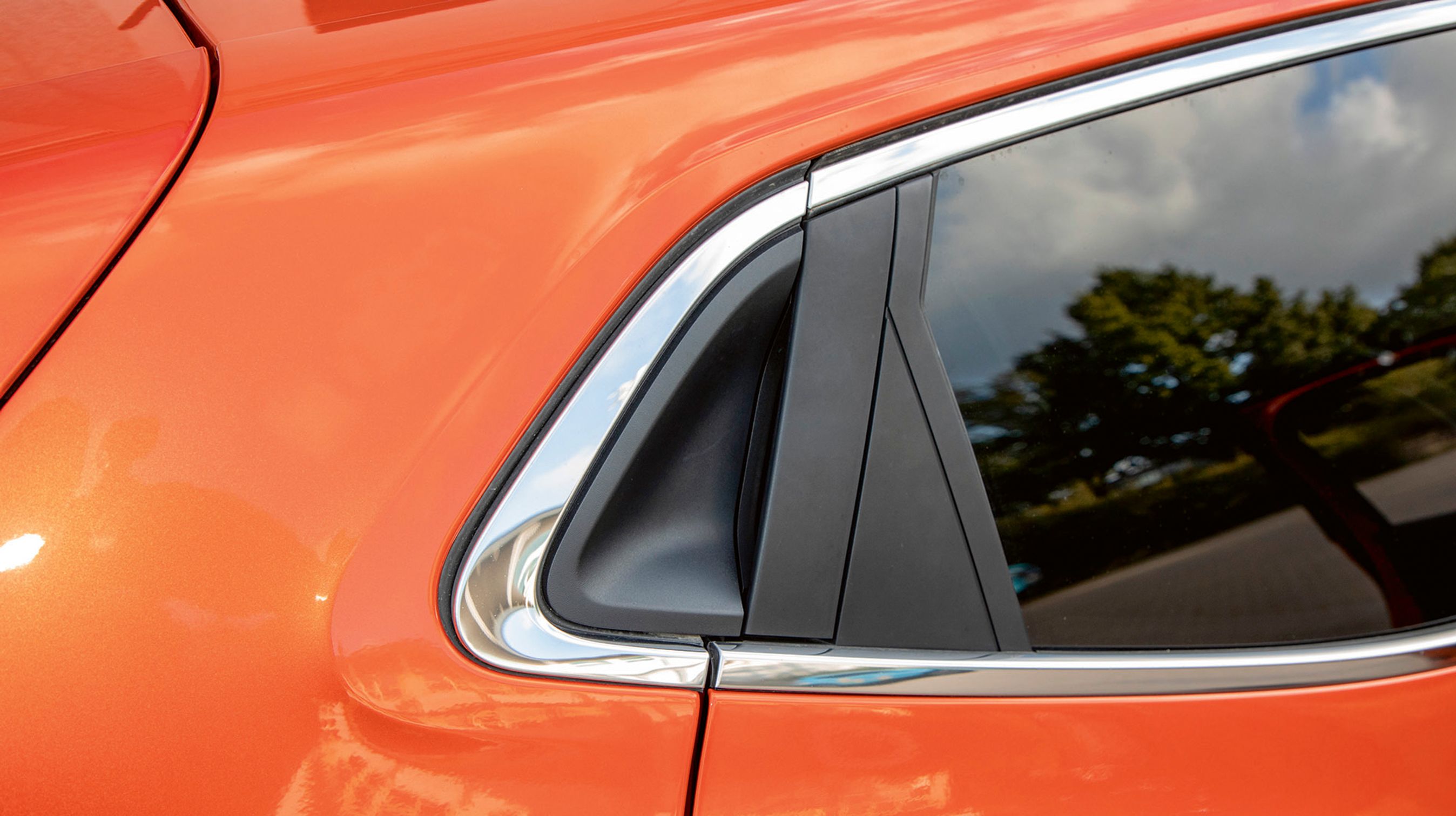 Dørhåndtagene til bagdørene er integreret i rudefeltet. Det ser måske smart ud, men de er ikke lette at åbne for børn.