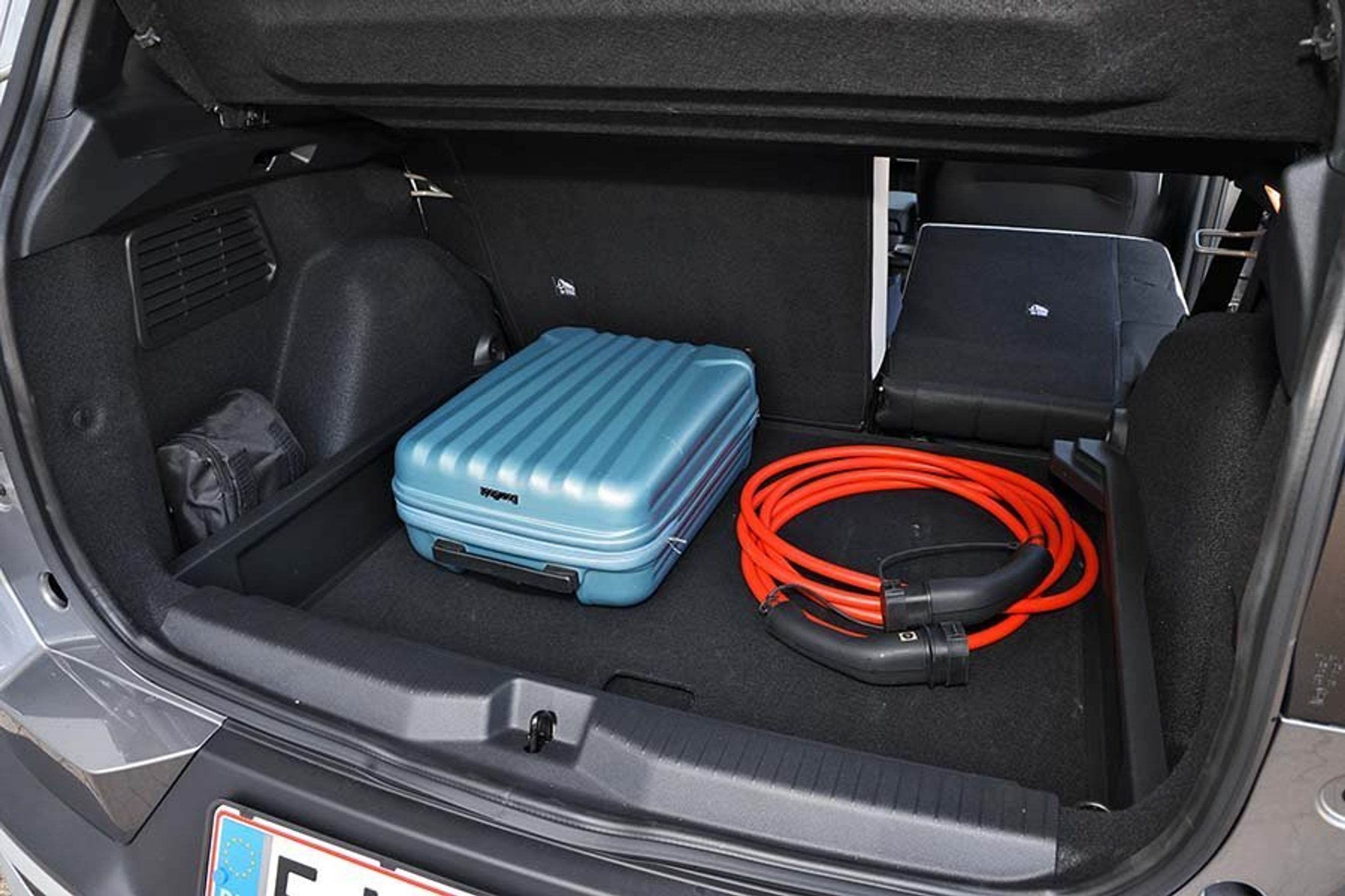 Kuffert og ladekabel i bagagerummet på en Citroën ë-C3 Aircross