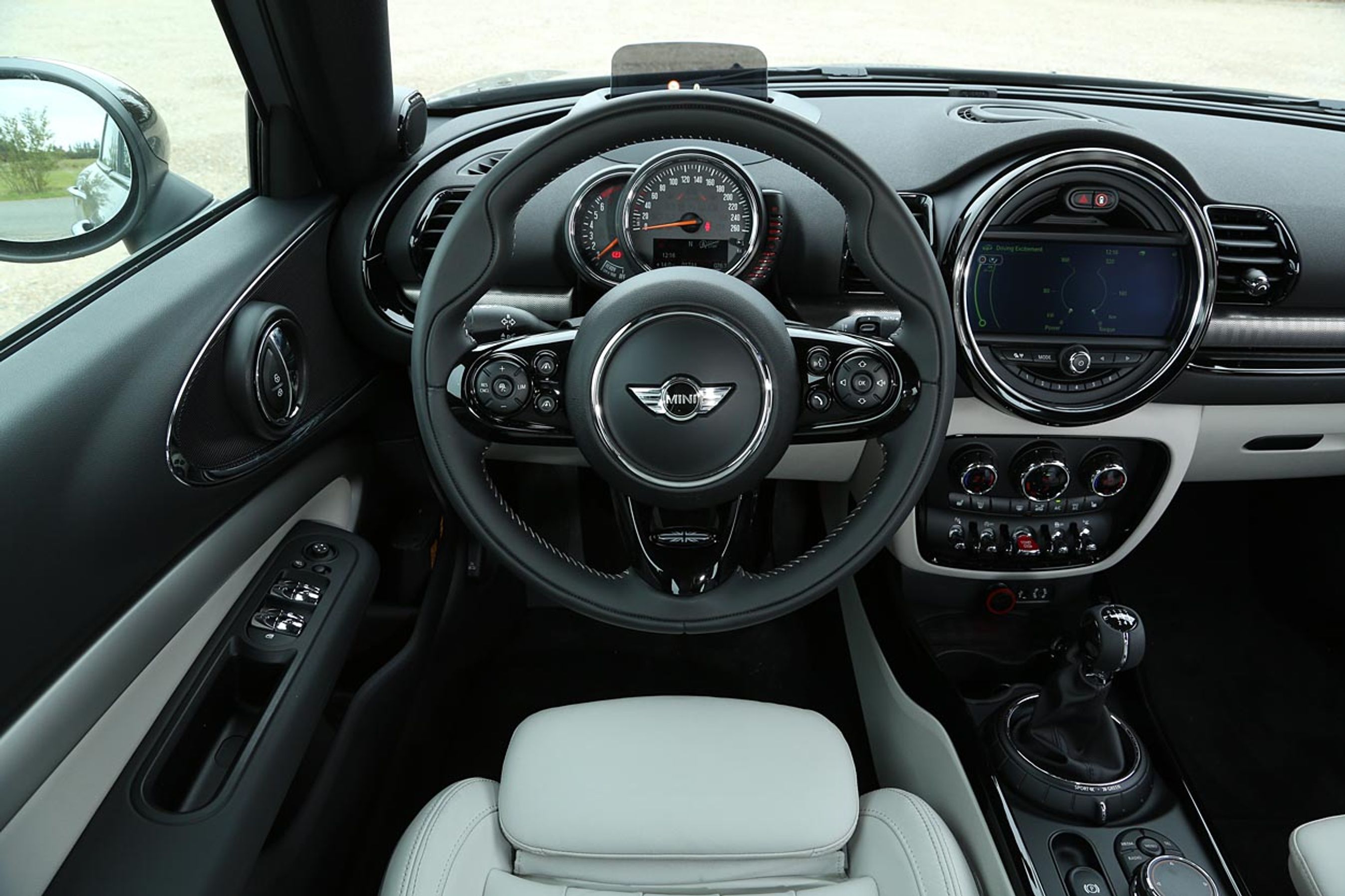 Instrumentbordet er præget af den store runde skive i midten. Modsat originalen er det nu ikke speedometeret, men navigationsanlægget, der sidder her, mens farten angives enten foran rattet eller via det nye head up-display.