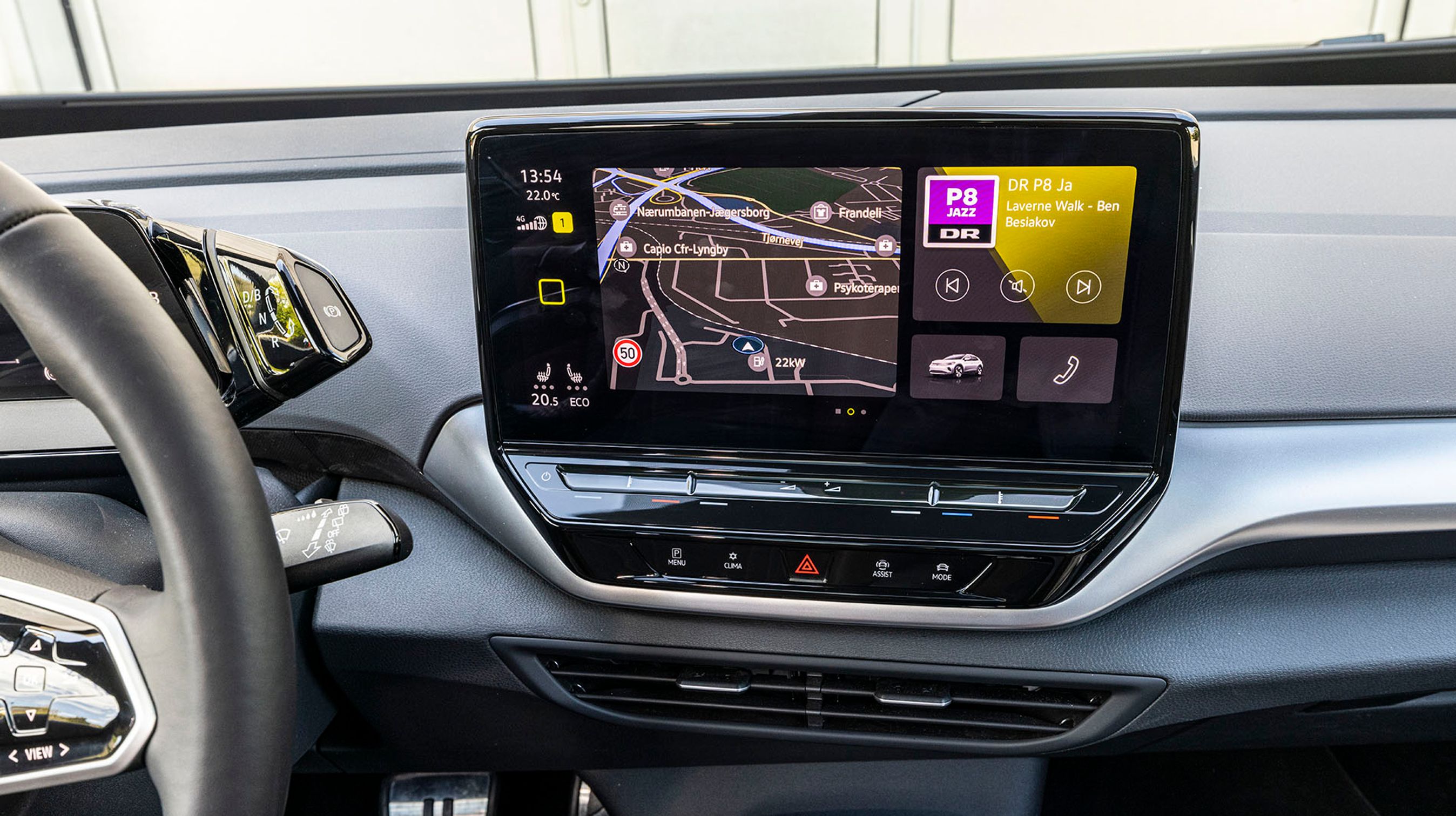 Standard er en 10-tommer skærm, men den kan som her opgraderes til en 12-tommer skærm som del af en udstyrspakke.